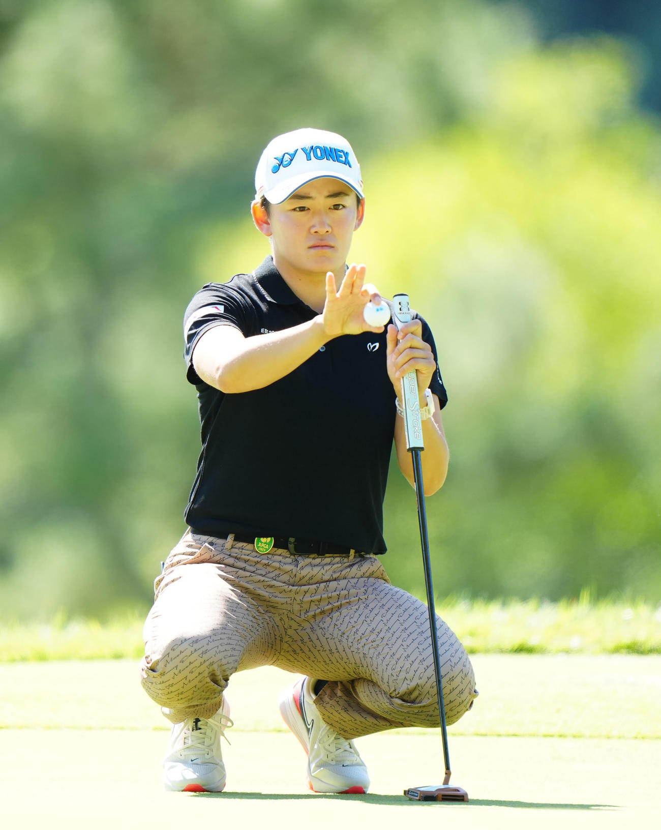 2番グリーンでラインを読む岩井明（撮影・江口和貴）