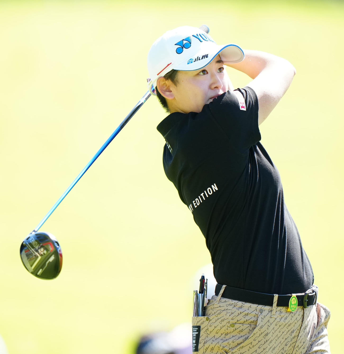 5番、ティーショットを放つ岩井明（撮影・江口和貴）