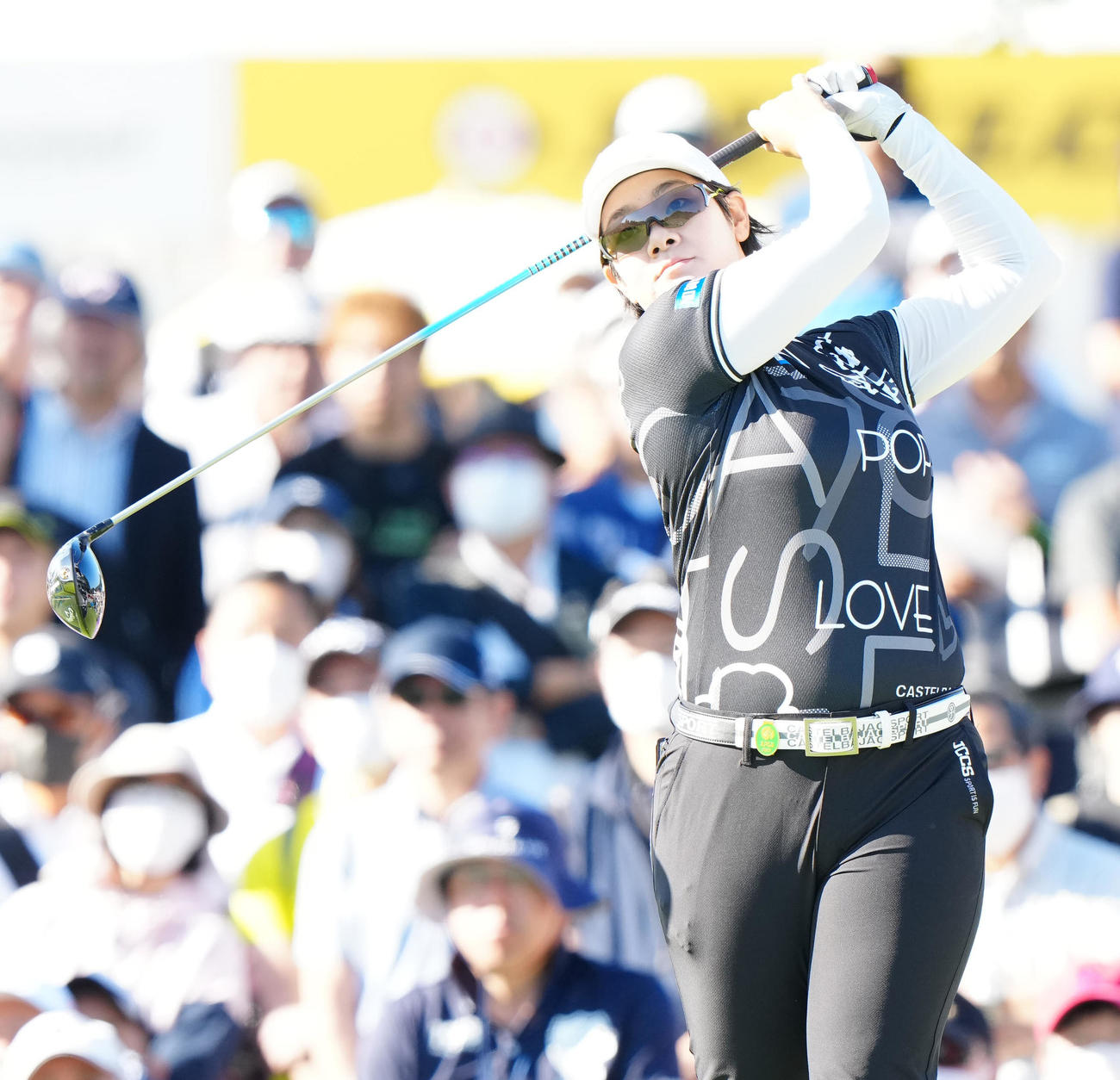 1番、ティーショットを放つ川岸（撮影・江口和貴）