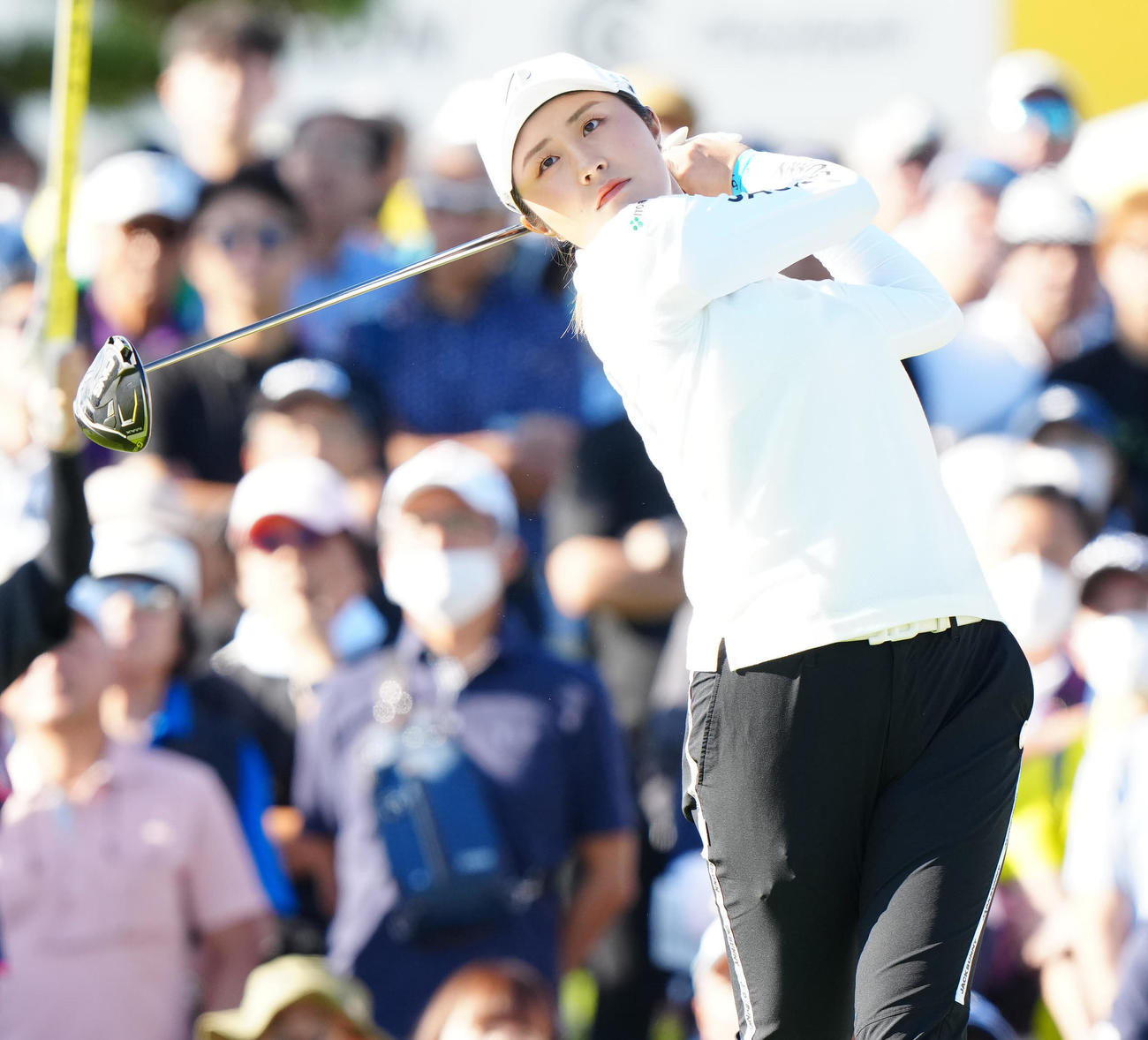 1番、ティーショットを放つ大里（撮影・江口和貴）