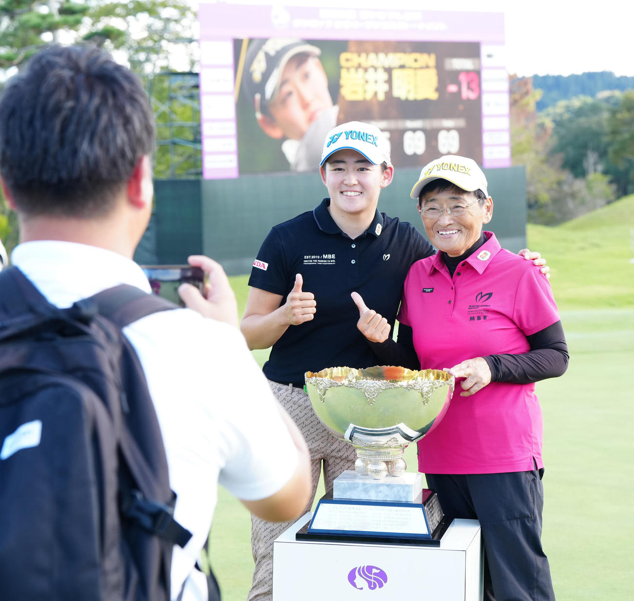 2週連続優勝を決め、祖母千重子さん（右）と写真に納まる岩井明（撮影・江口和貴）