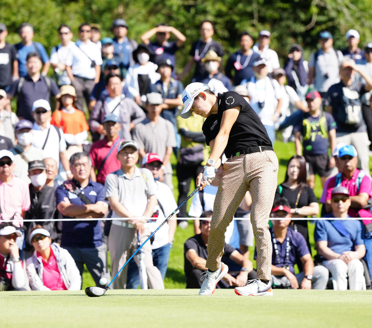 3番、ティーショットを放つ岩井明（撮影・江口和貴）