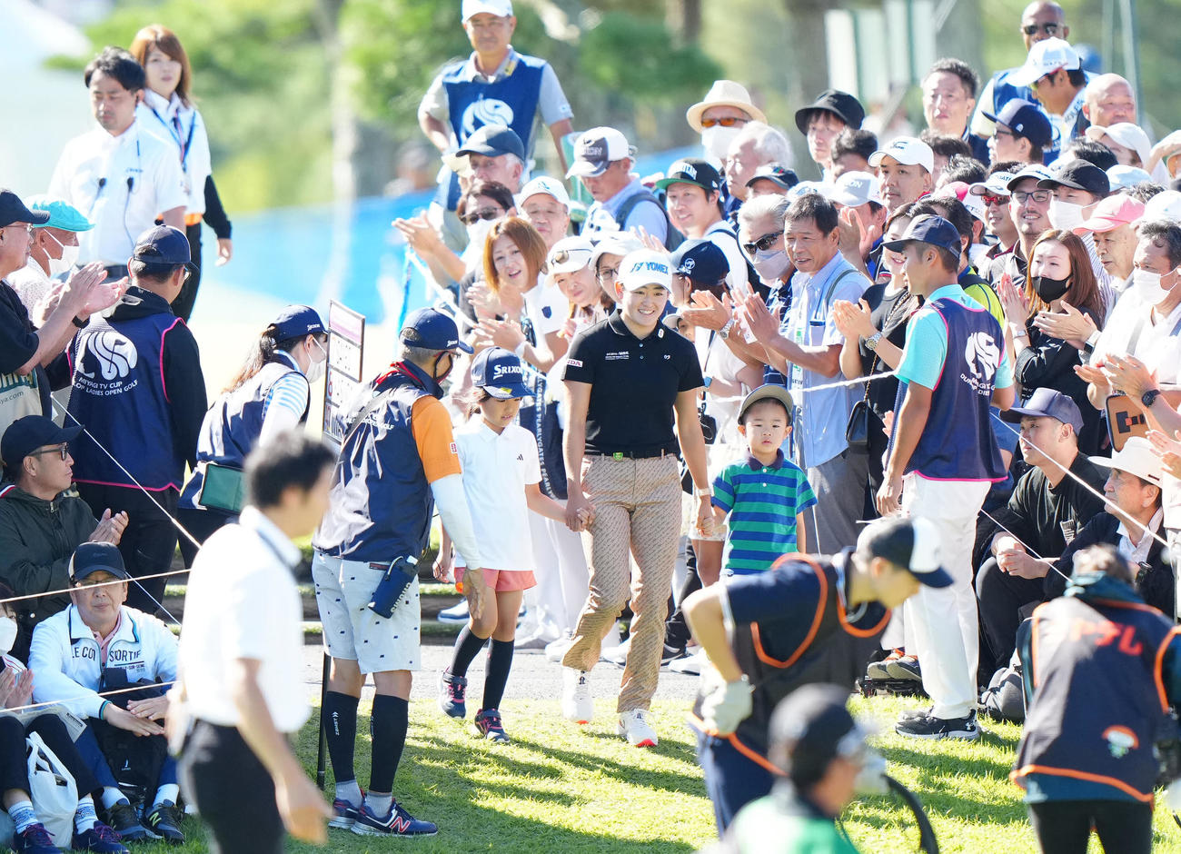 1番、子どもたちと手をつないで入場する岩井明（中央）（撮影・江口和貴）