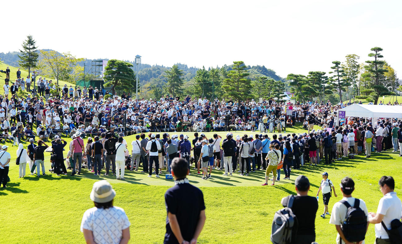 1番、大勢のギャラリーが見つめる中、スタートする岩井明（撮影・江口和貴）