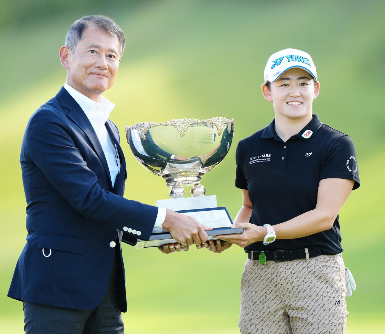 優勝杯を手にする岩井明（右）（撮影・江口和貴）