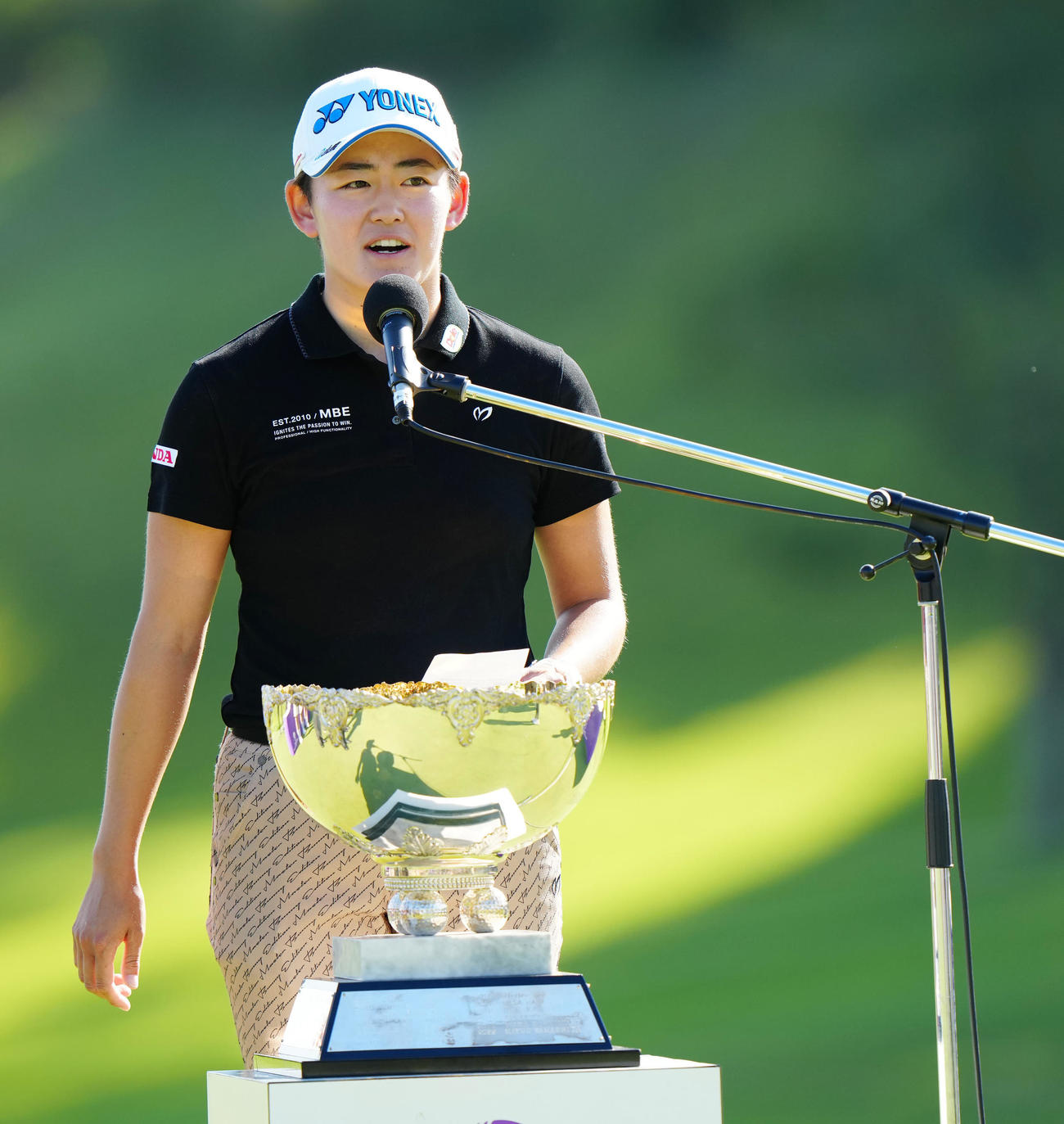 優勝スピーチに臨む岩井明（撮影・江口和貴）