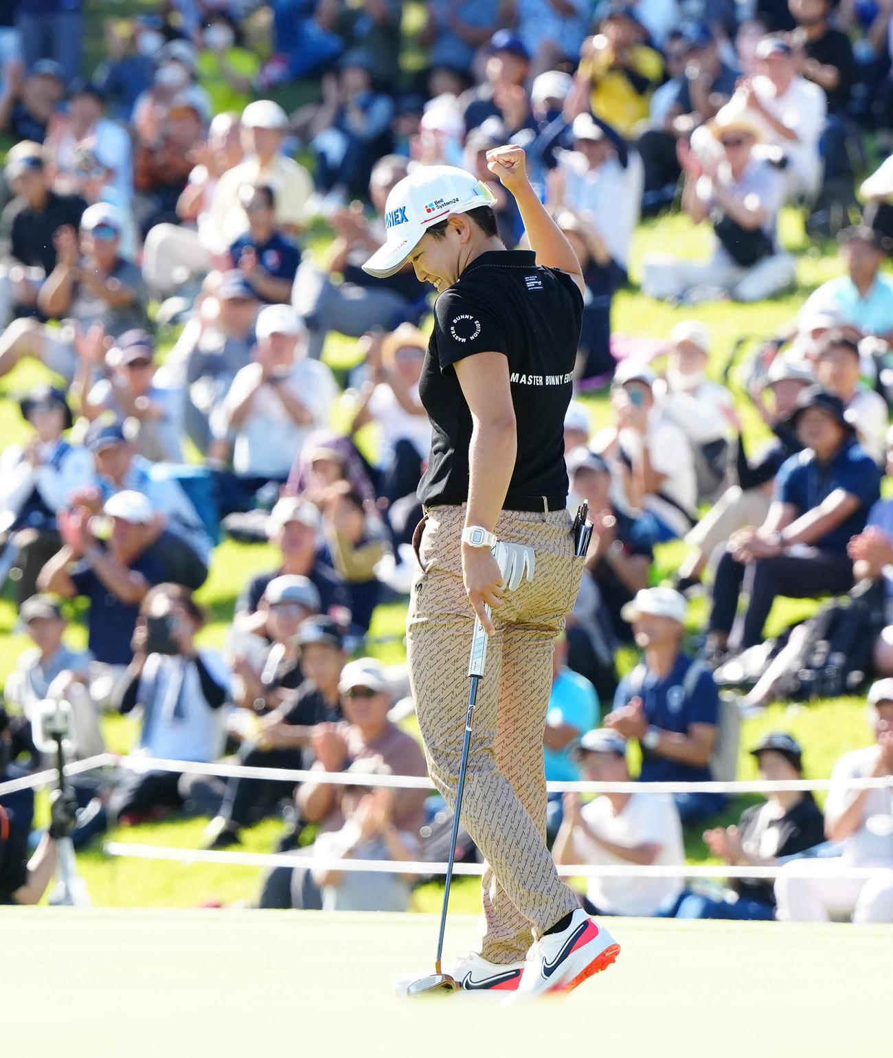 18番、優勝を決め、ガッツポーズを見せる岩井明（撮影・江口和貴）
