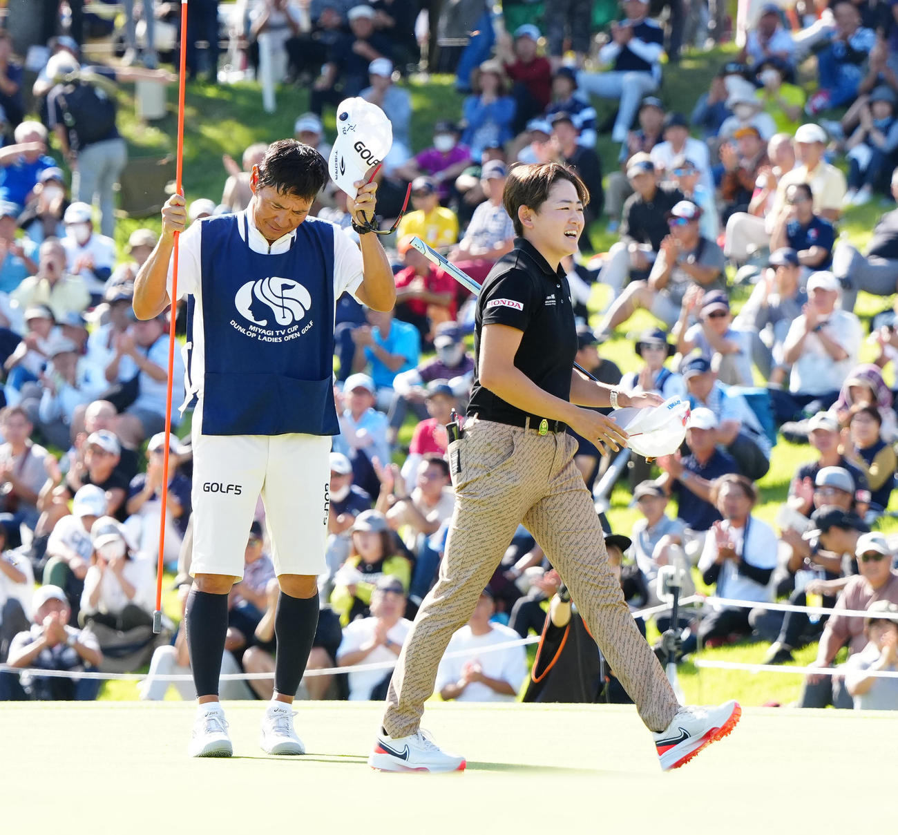 18番、優勝を決め、笑顔を見せる岩井明（右）（撮影・江口和貴）