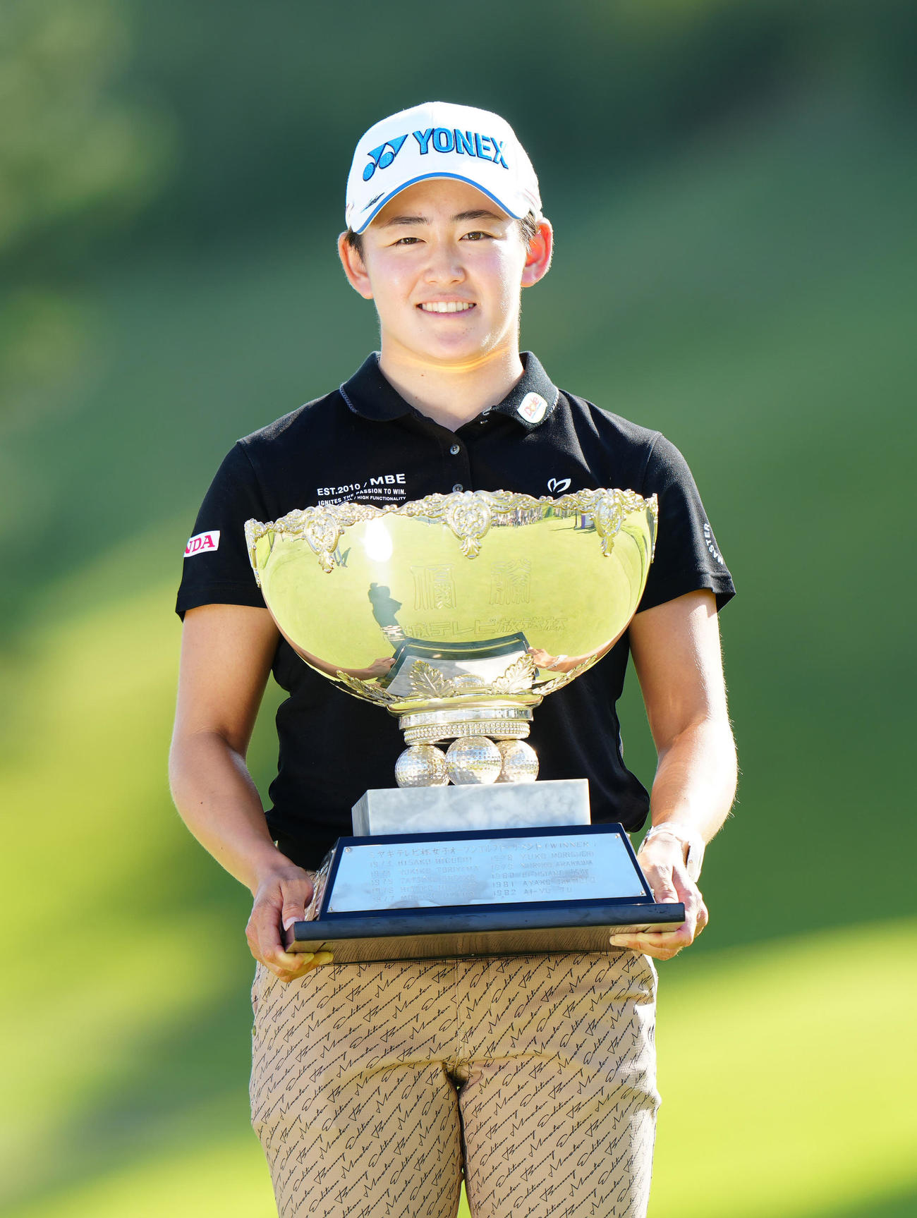 優勝杯を手にする岩井明（撮影・江口和貴）