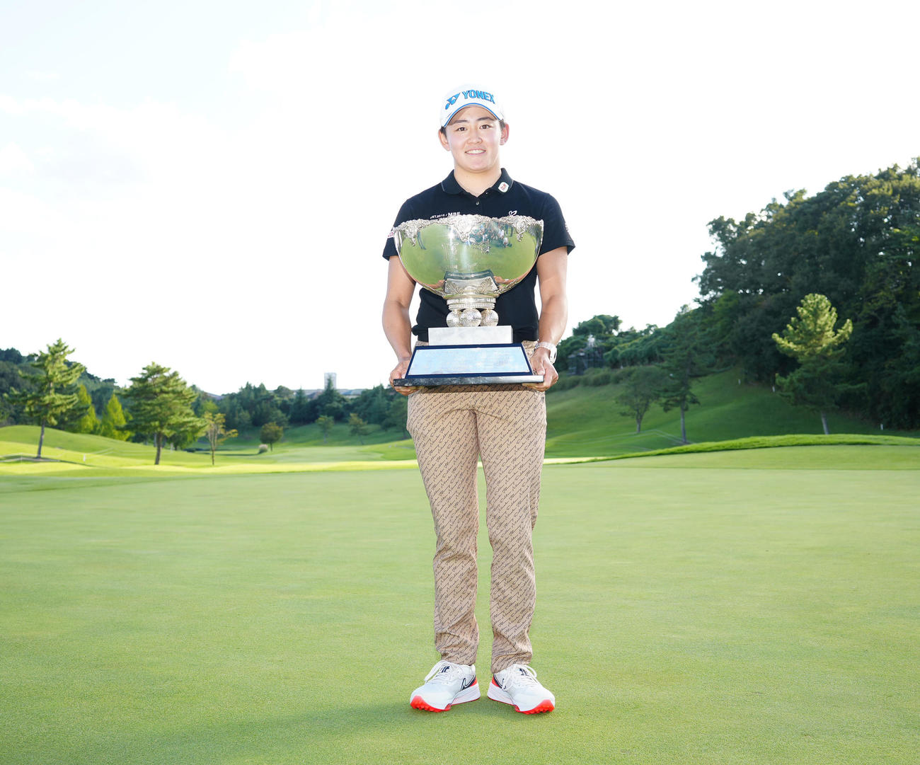 優勝杯を手にする岩井明（撮影・江口和貴）
