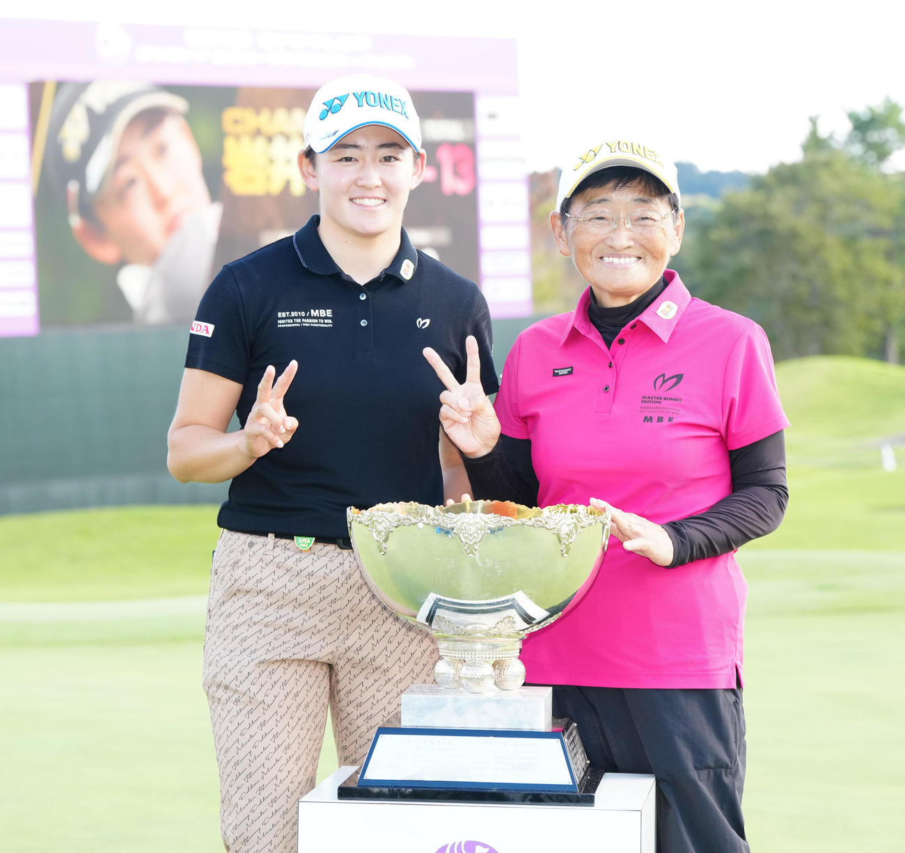 2週連続優勝を決め、大会中の22日に誕生日を迎えた祖母千重子さん（右）とピースサインを見せる岩井明（撮影・江口和貴）