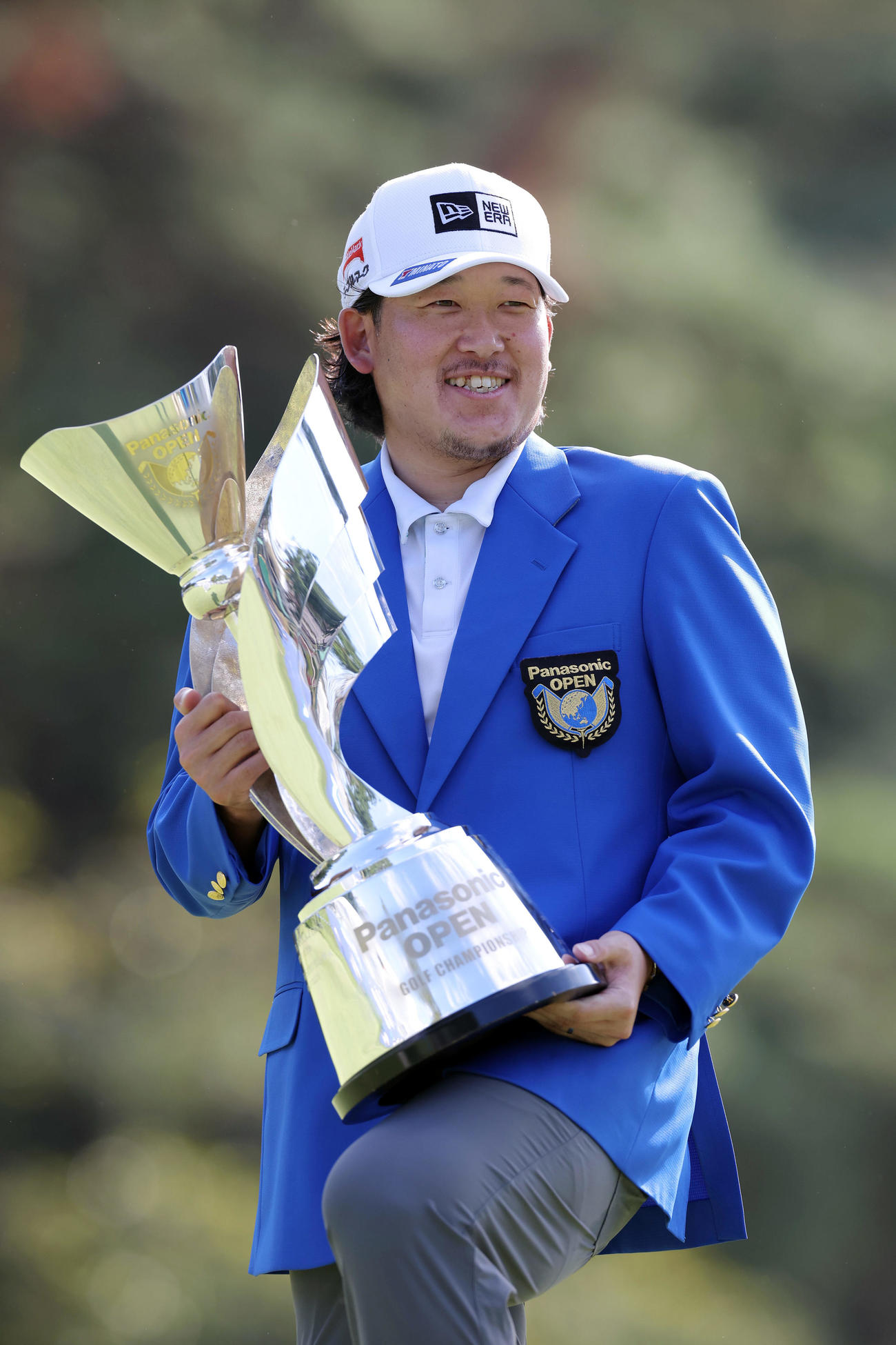優勝し笑顔でトロフィーを手にする大槻（撮影・前田充）