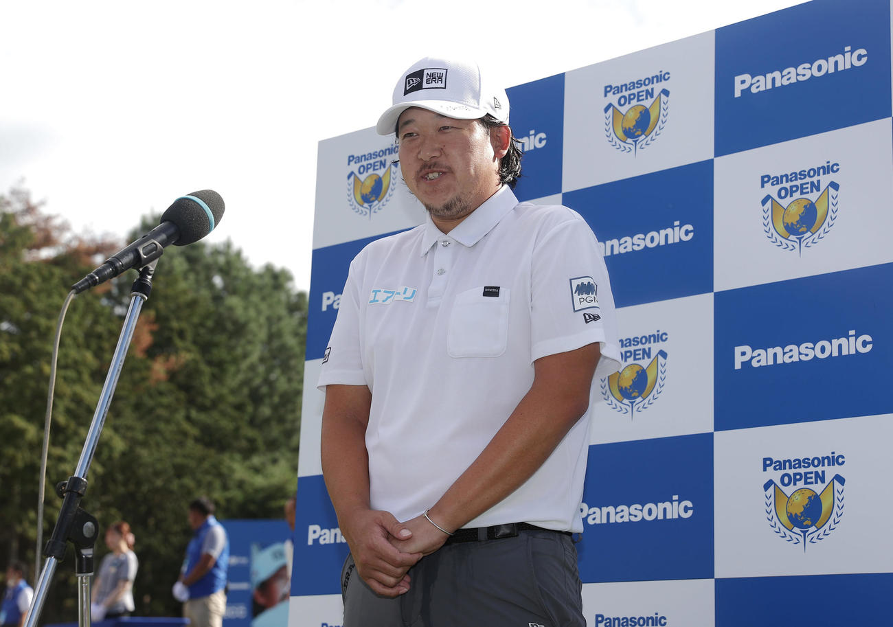 優勝インタビューで笑顔を見せる大槻（撮影・前田充）