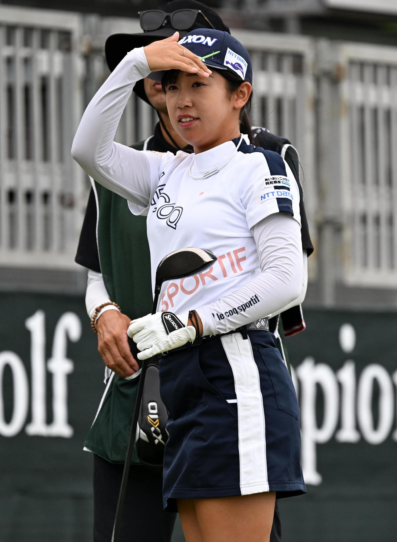 1番、ティーショットを放ちボールの行方を見る菅沼（撮影・前岡正明）