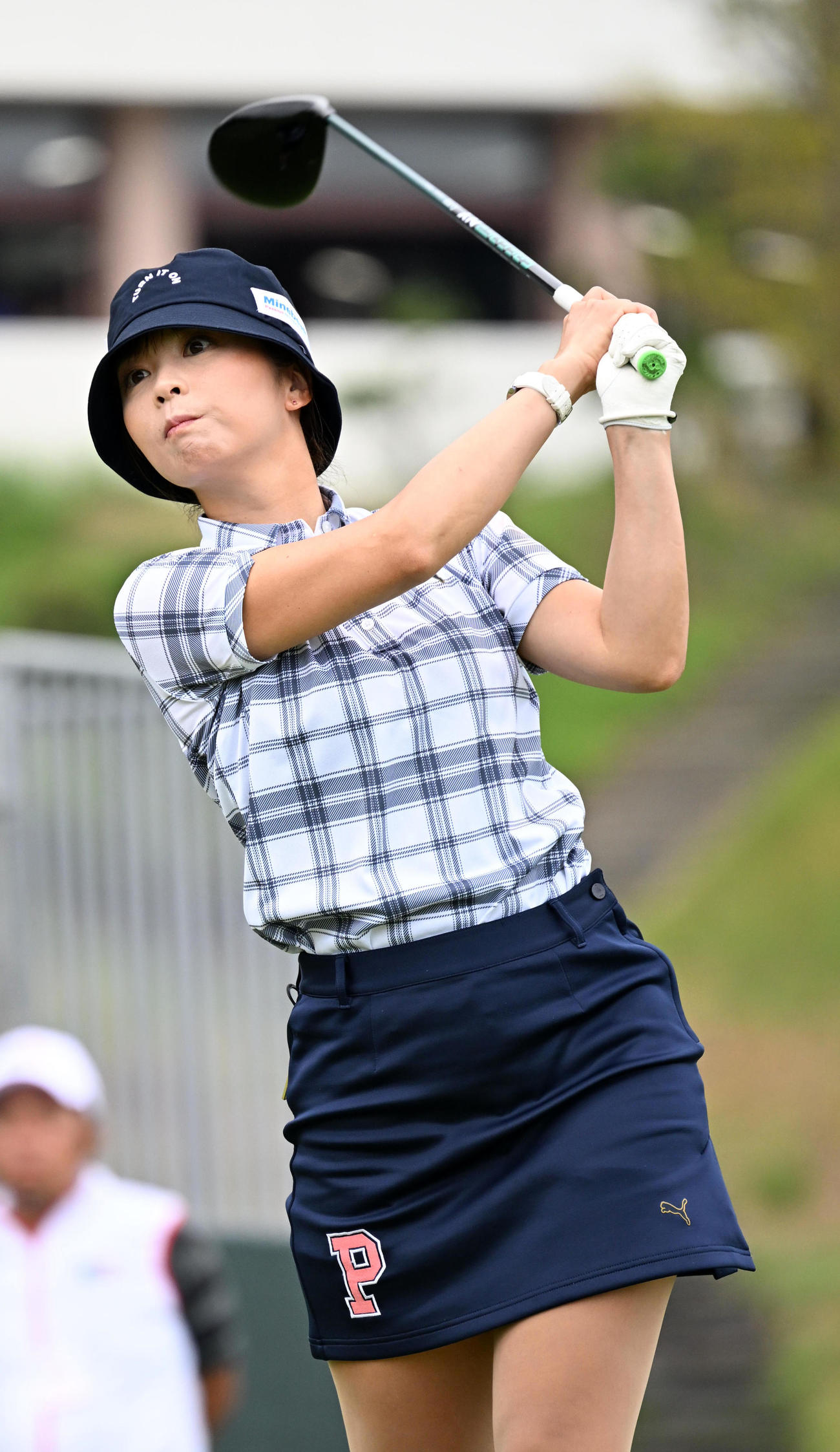 1番、ティーショットを放つ菊地（撮影・前岡正明）
