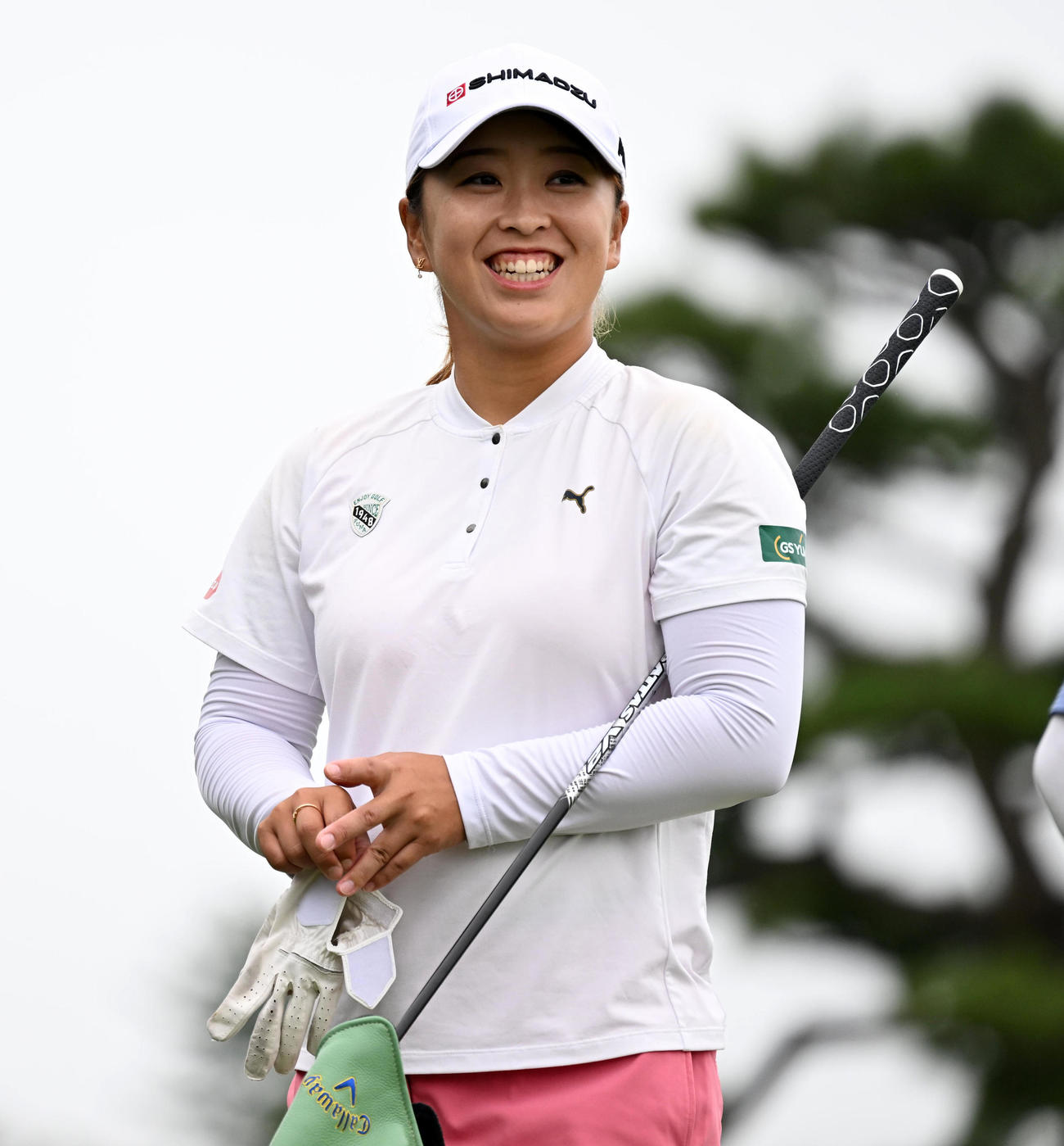1番、ティーグラウンドで笑顔を見せる西郷（撮影・前岡正明）