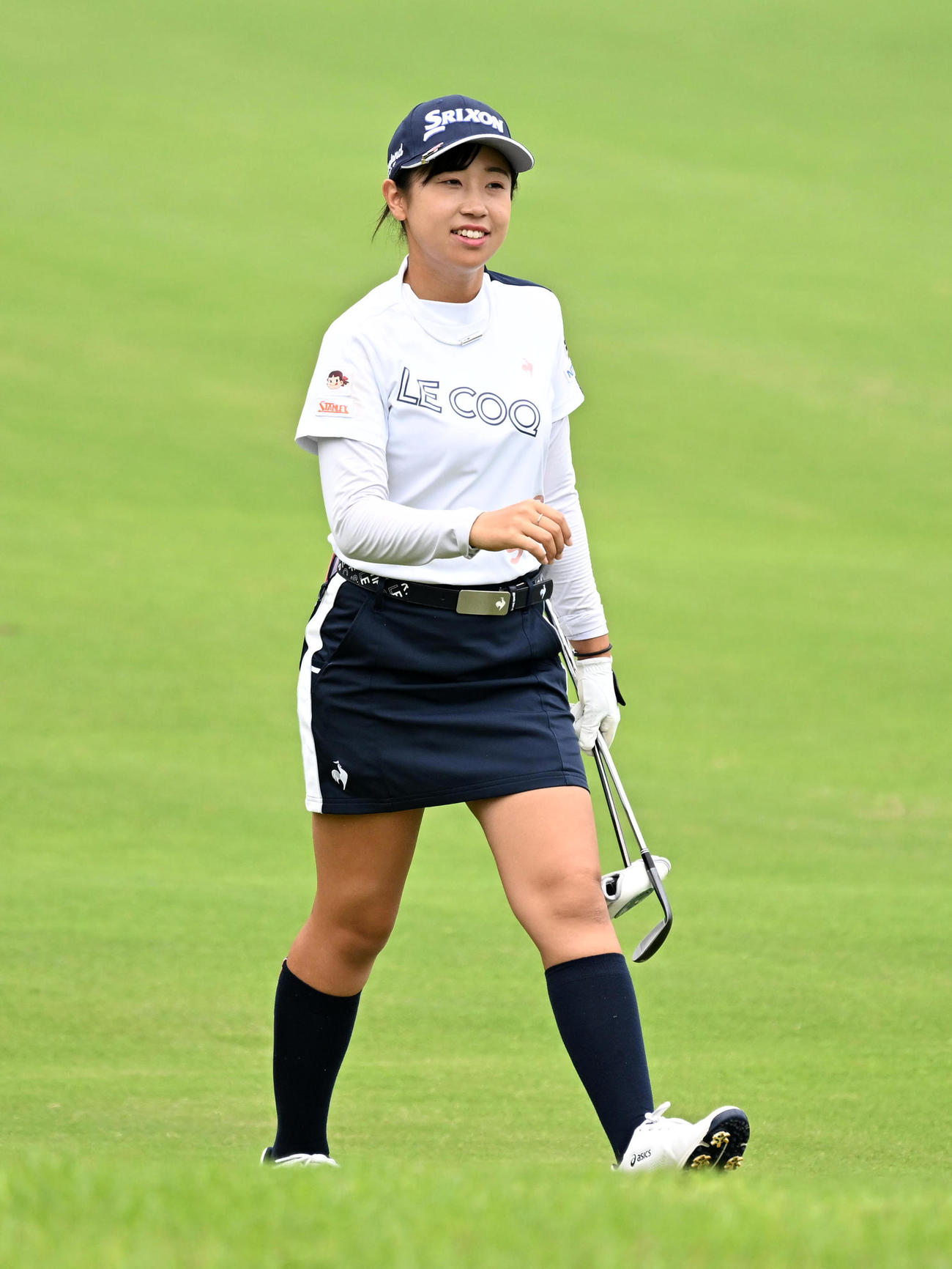 18番、笑顔でグリーンに向かう菅沼（撮影・前岡正明）