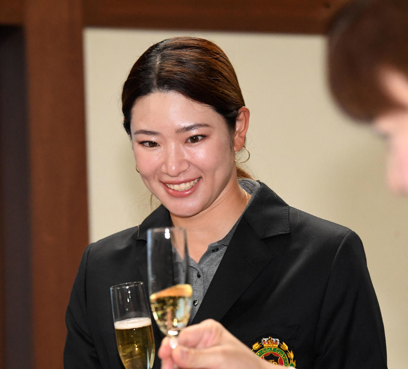 チャンピオンズディナーで乾杯する原英莉花（撮影・前岡正明）