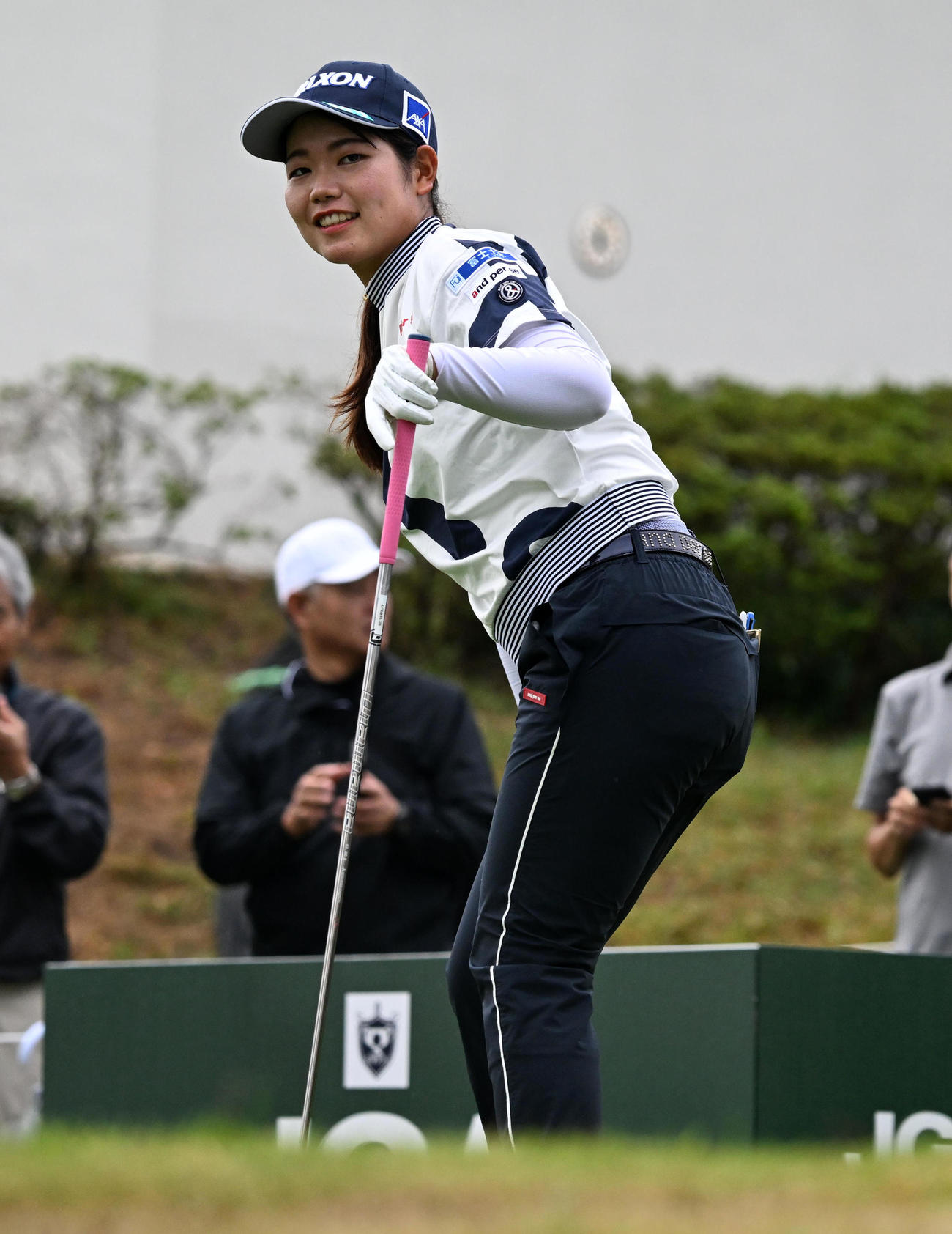 10番、ティーショットを放ち笑顔を見せる桜井（撮影・前岡正明）