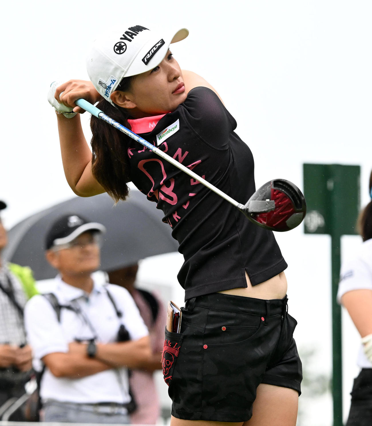 10番、ティーショットを放つ永井（撮影・前岡正明）