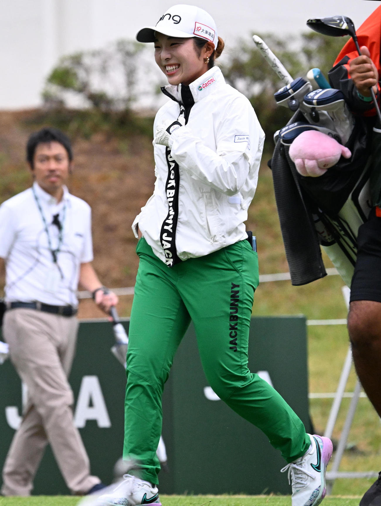 10番、笑顔でスタートする佐久間（撮影・前岡正明）