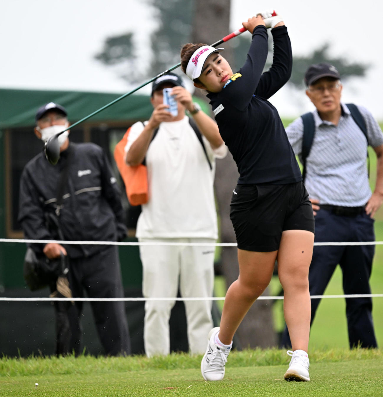 1番、ティーショットを放つ山下美夢有（撮影・前岡正明）
