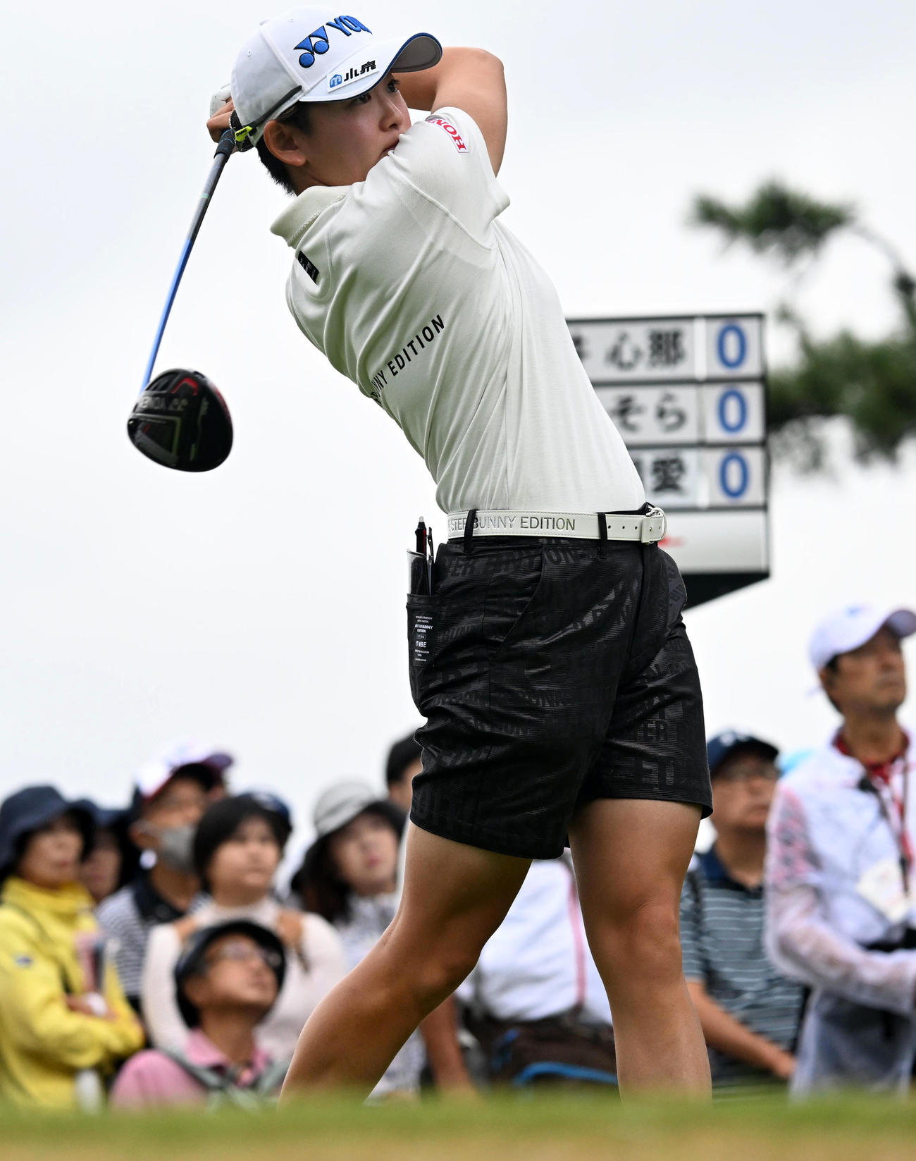 10番、ティーショットを放つ岩井明愛（撮影・前岡正明）