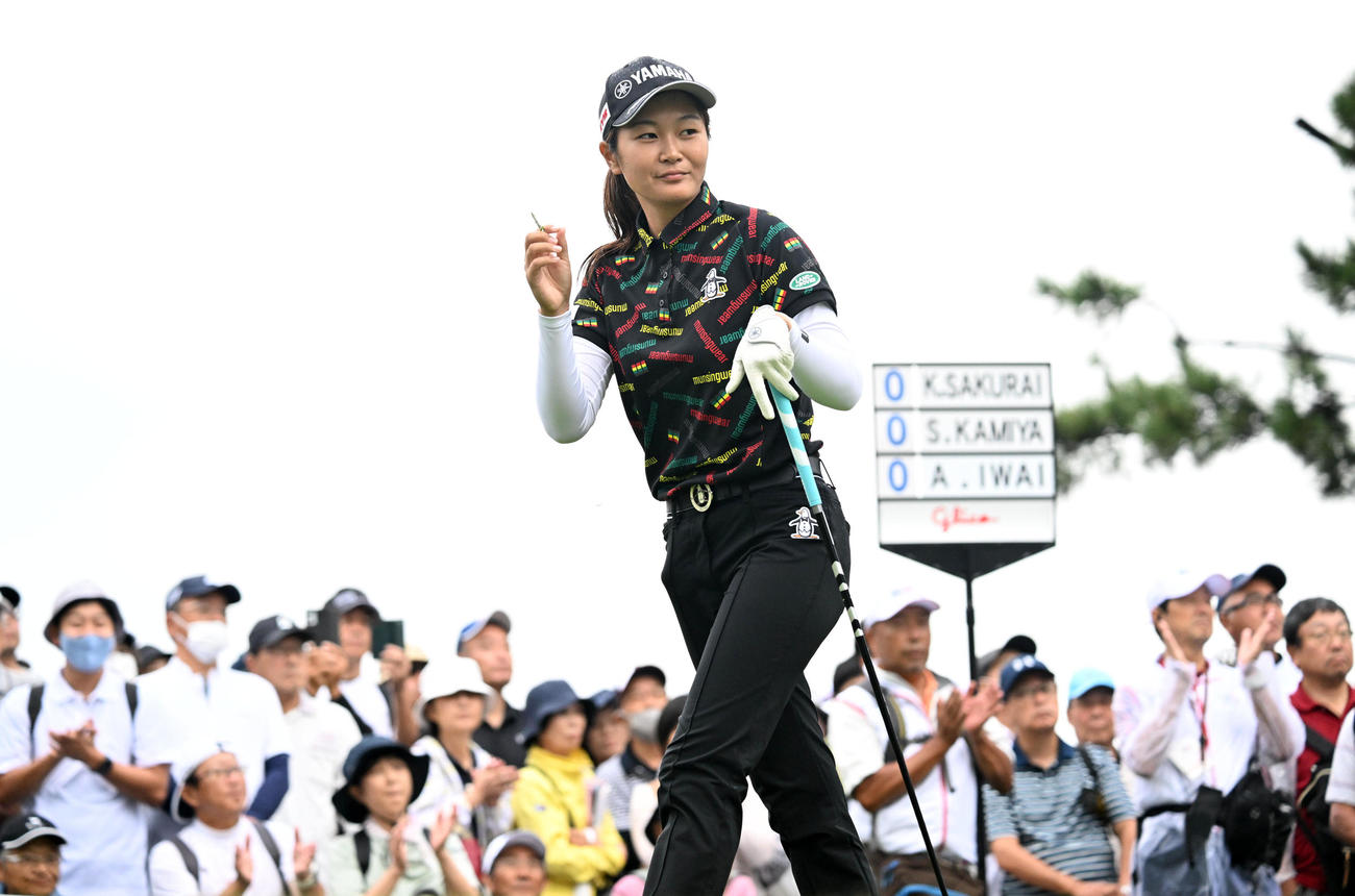 10番、ティーショットを放った神谷そら（撮影・前岡正明）