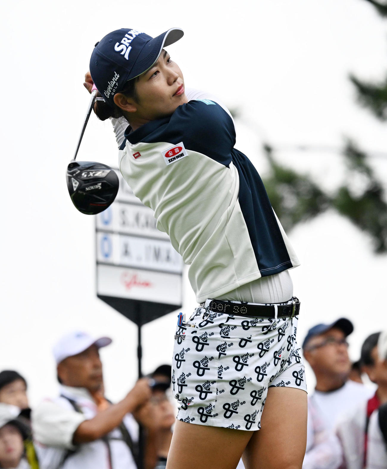 10番、ティーショットを放つ桜井心那（撮影・前岡正明）