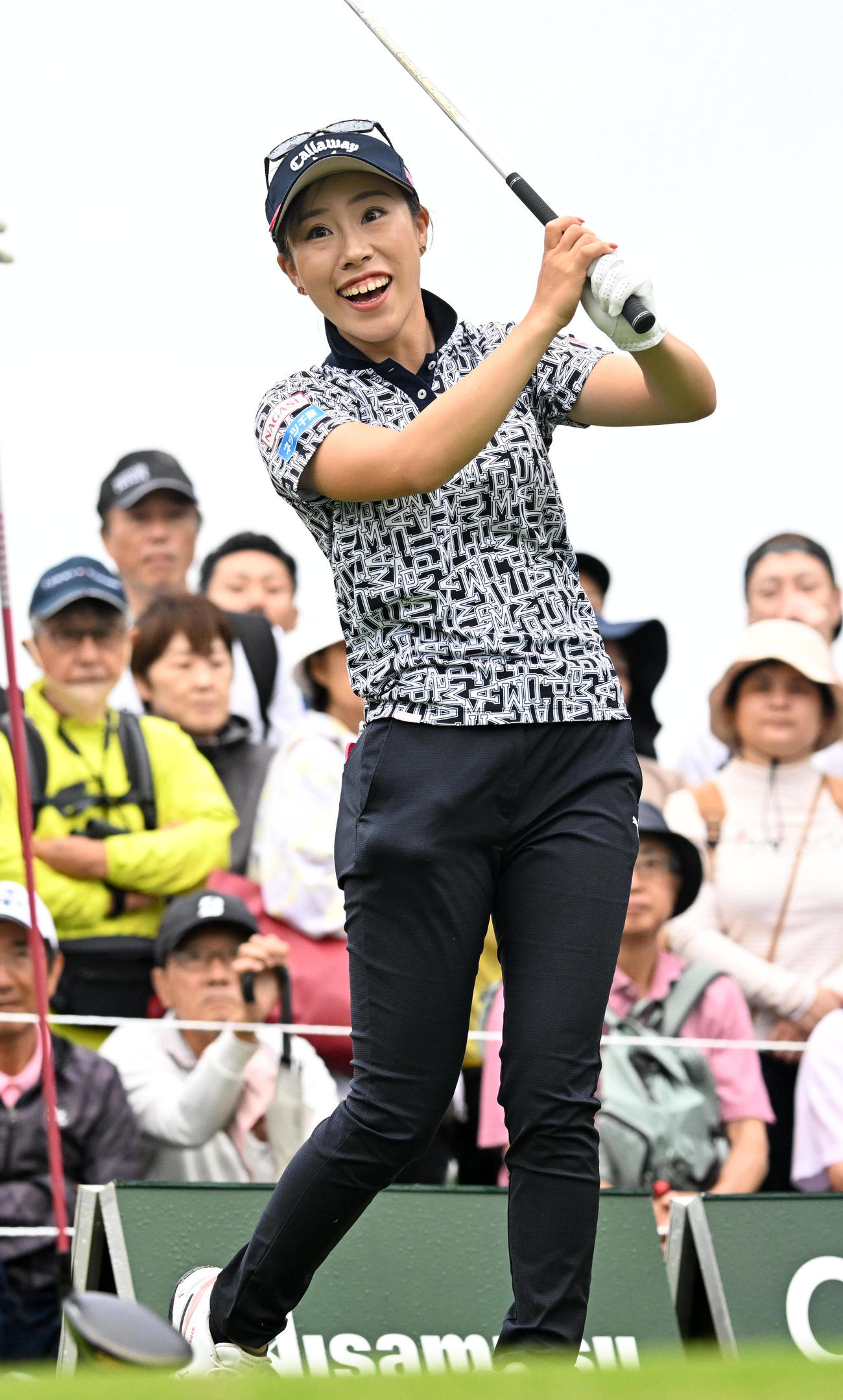 10番、ティーグラウンドで笑顔を見せる木村彩子（撮影・前岡正明）