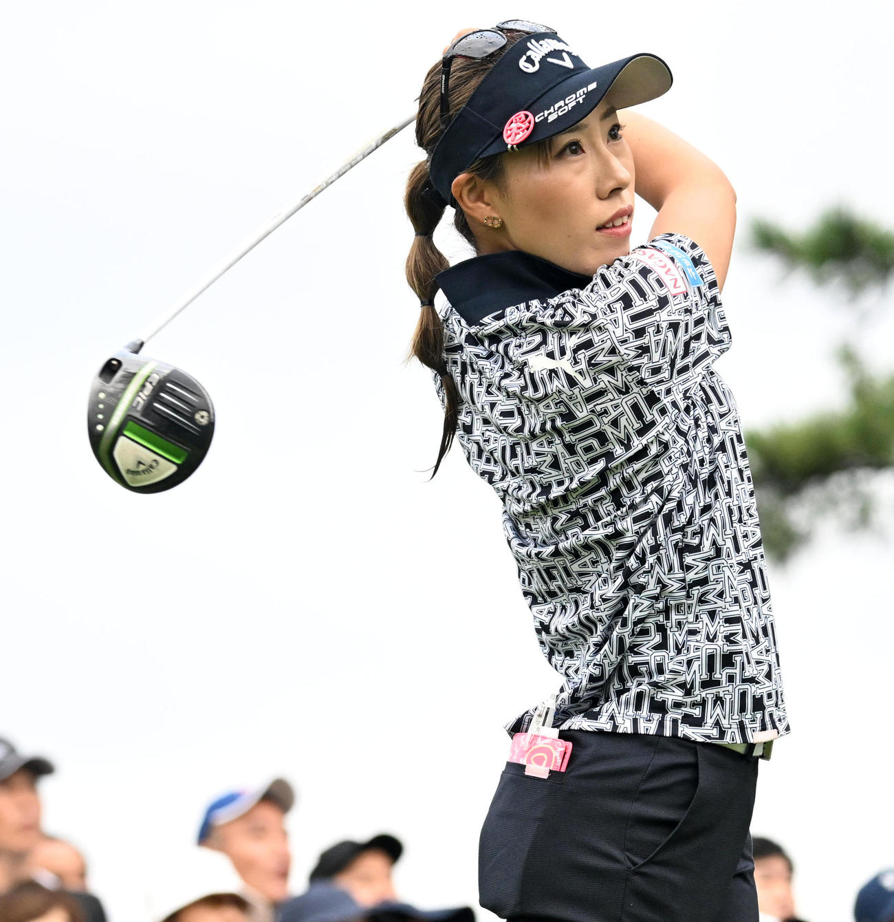 10番、ティーショットを放つ木村彩子（撮影・前岡正明）
