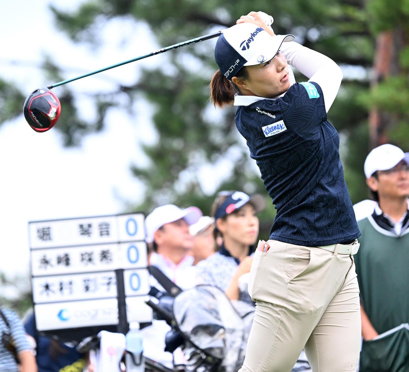 10番、ティーショットを放つ永峰咲希（撮影・前岡正明）