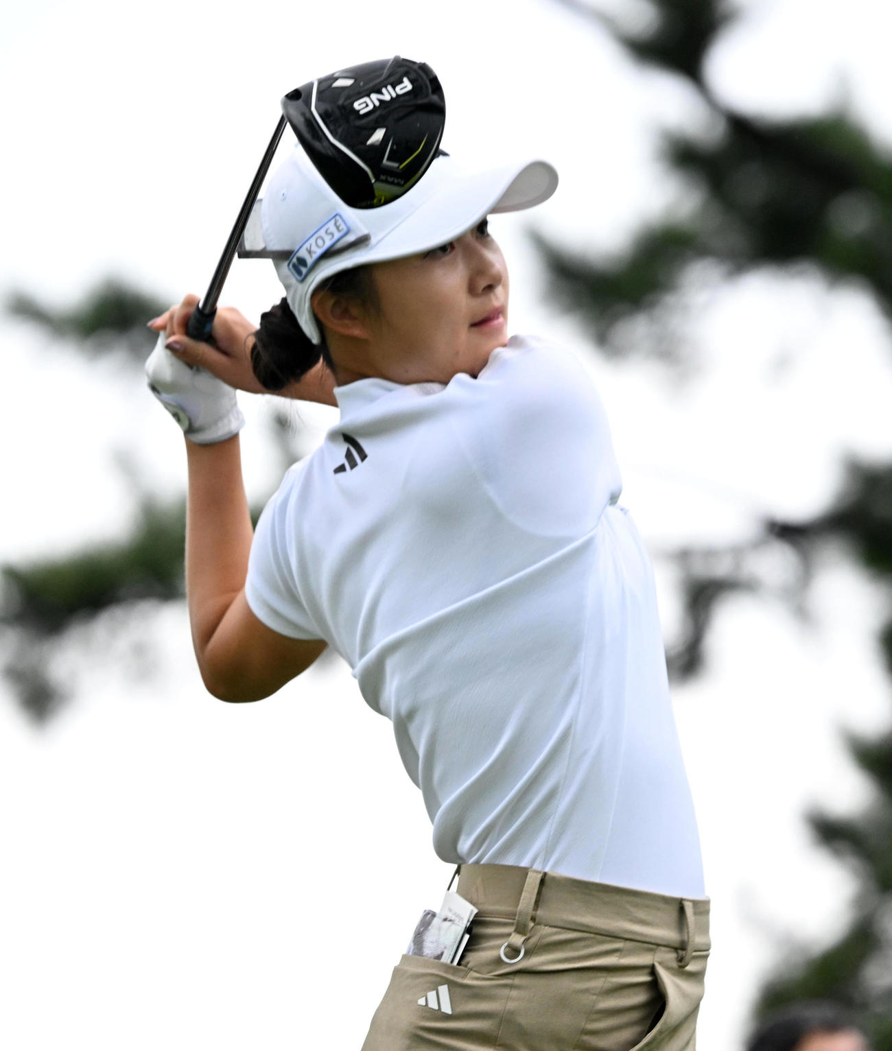 10番、ティーショットを放つ森田遥（撮影・前岡正明）