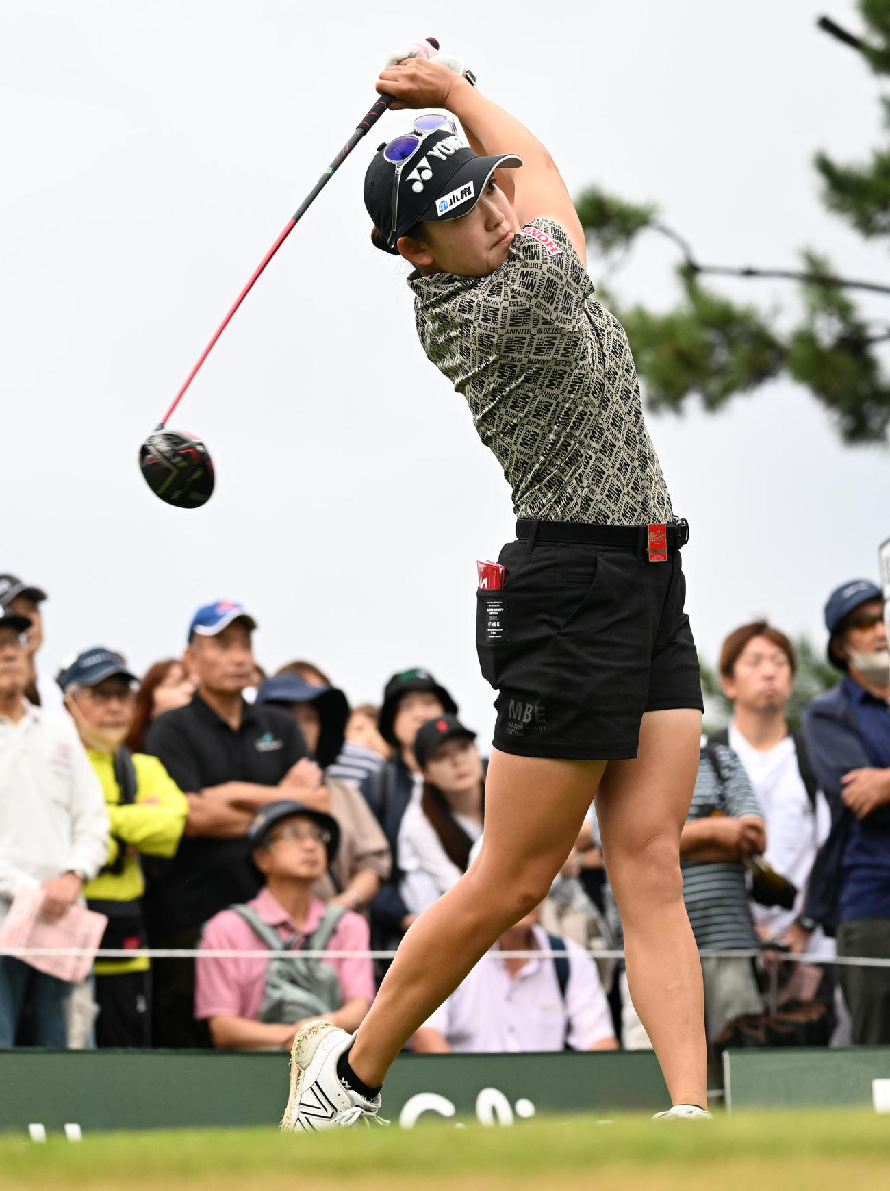 10番、ティーショットを放つ岩井千怜（撮影・前岡正明）