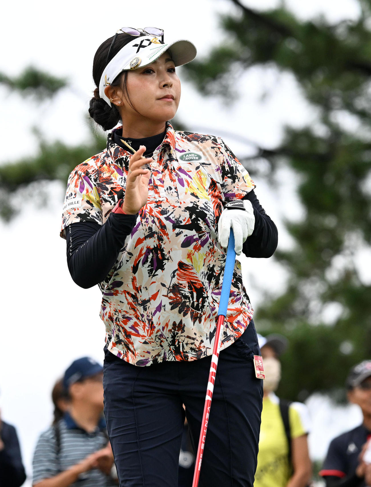 10番、ティーショットを放つ青木瀬令奈（撮影・前岡正明）