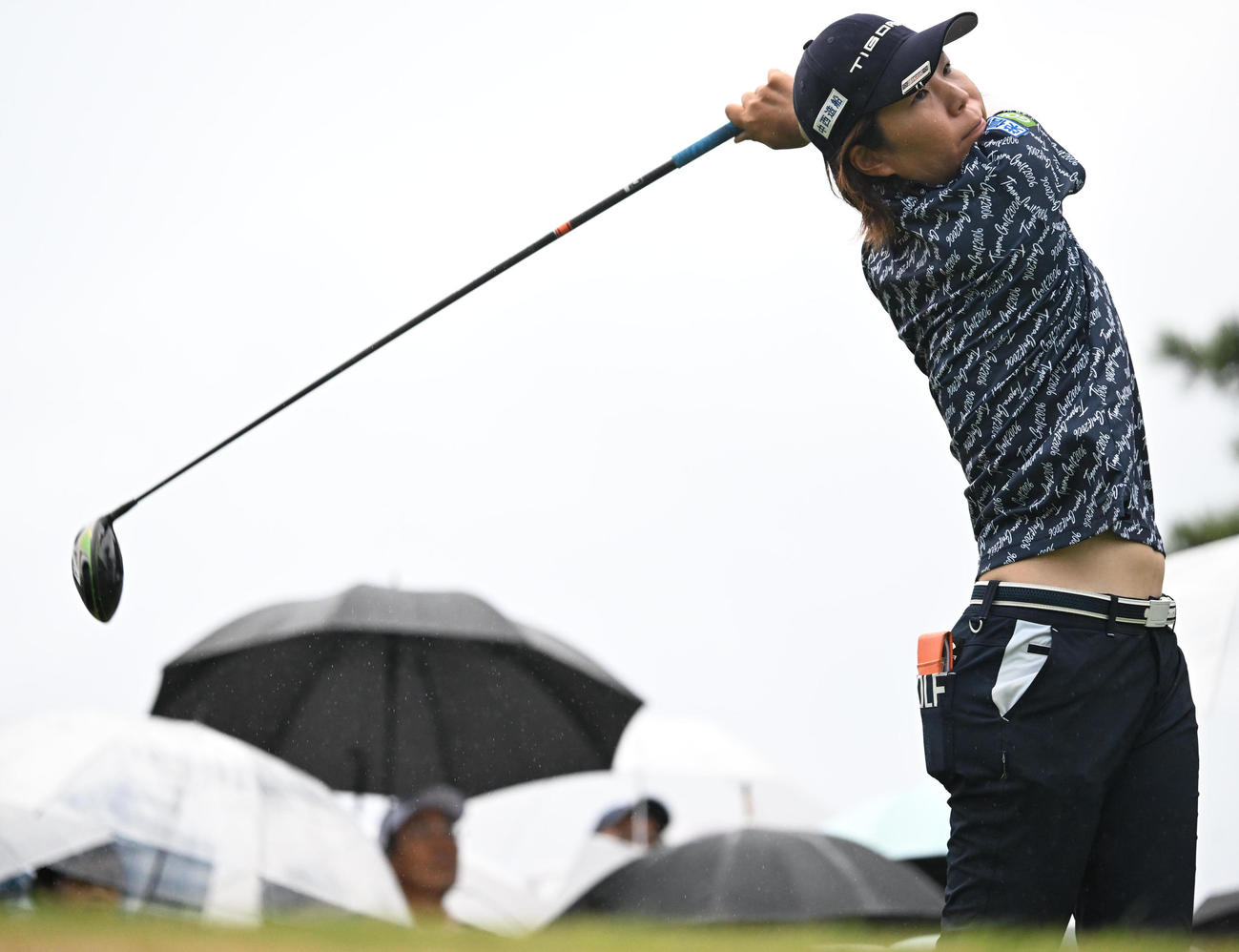 10番、ティーショットを放つ穴井詩（撮影・前岡正明）