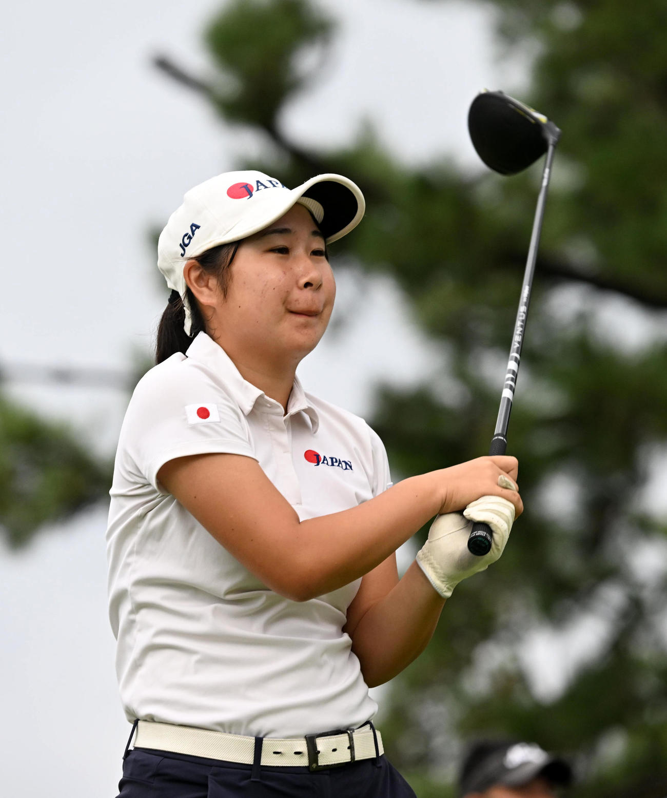 10番、ティーショットを放つアマチュアの荒木優奈（撮影・前岡正明）