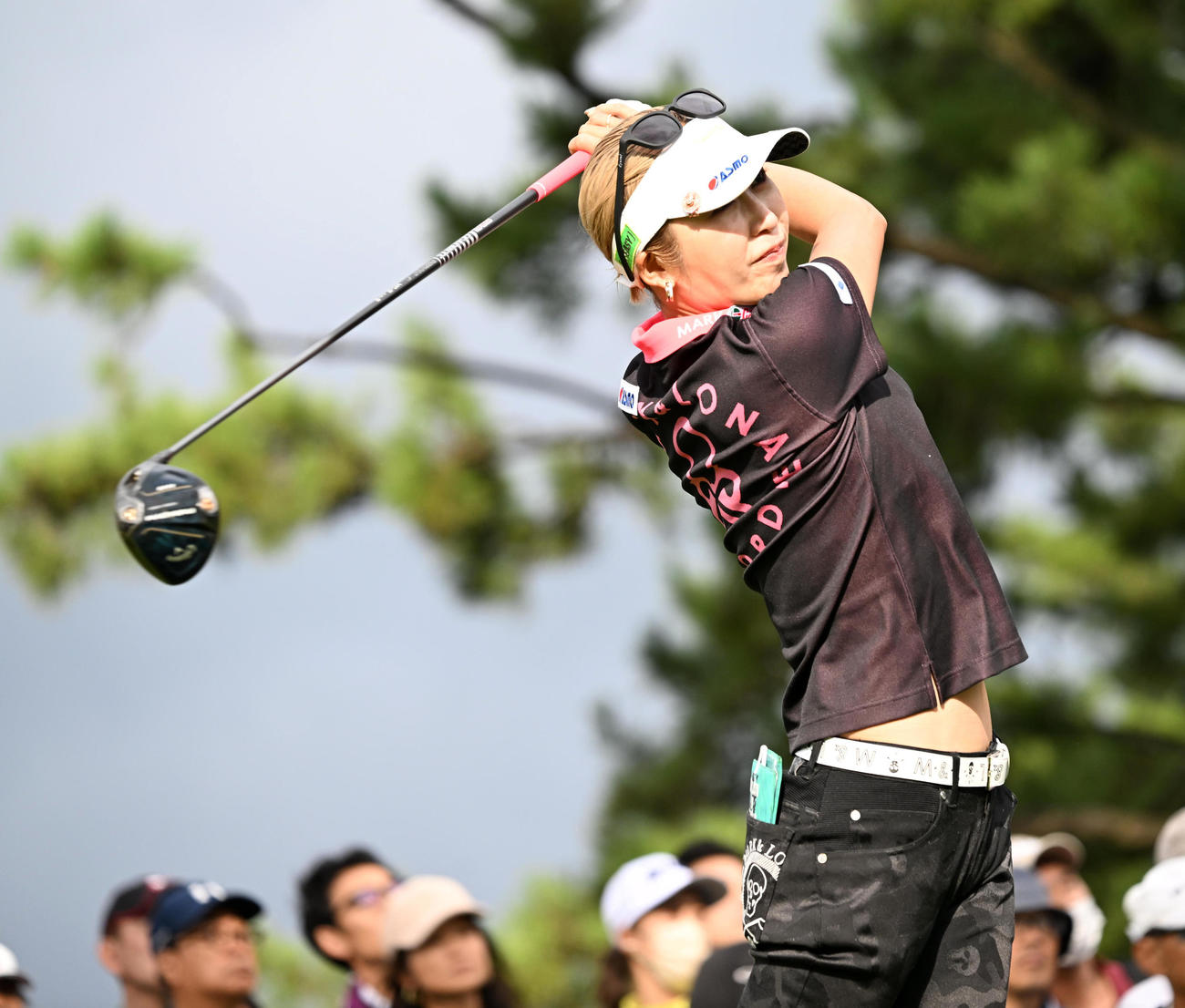 10番、ティーショットを放つ金田久美子（撮影・前岡正明）