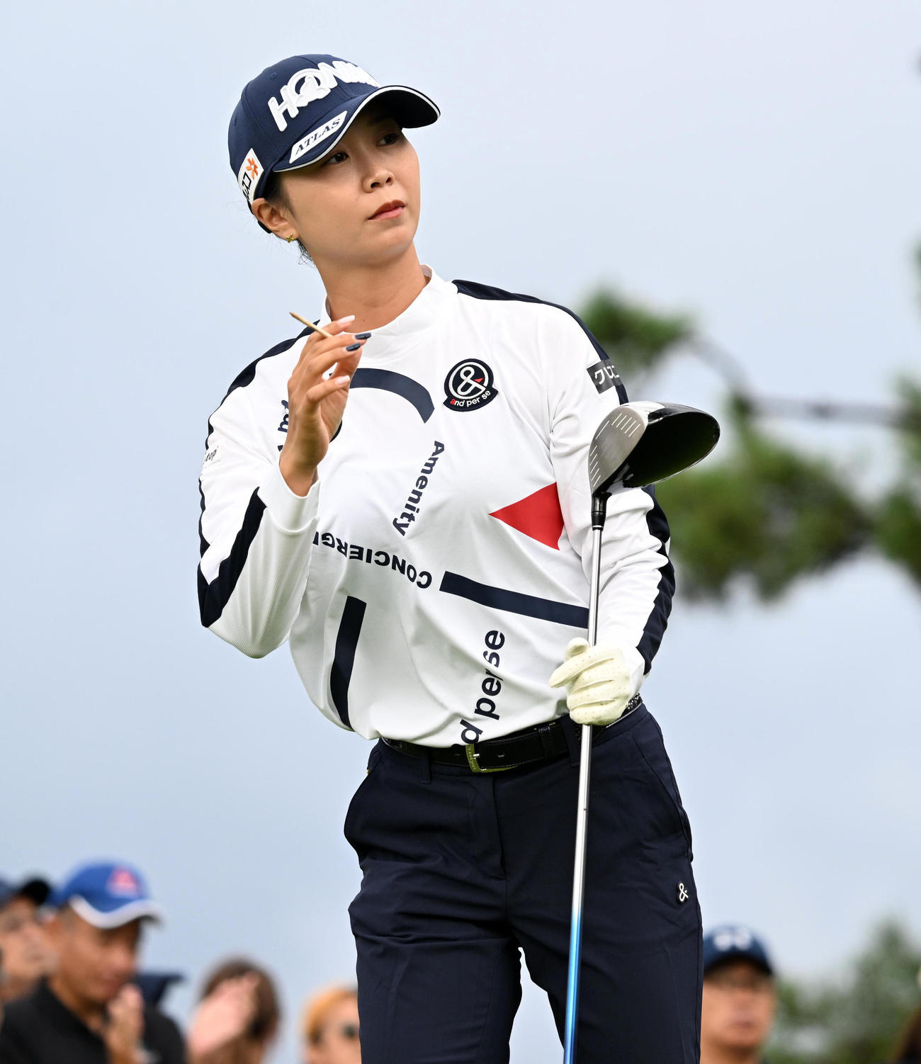 10番、ティーショットを放つ金沢志奈（撮影・前岡正明）