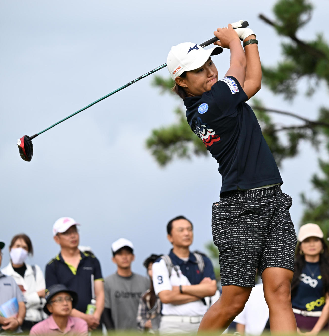 10番、ティーショットを放つ野沢真央（撮影・前岡正明）