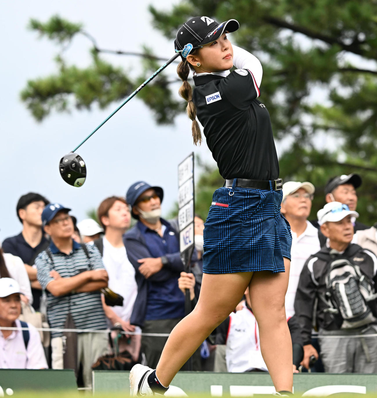 10番、ティーショットを放つ吉田優利（撮影・前岡正明）