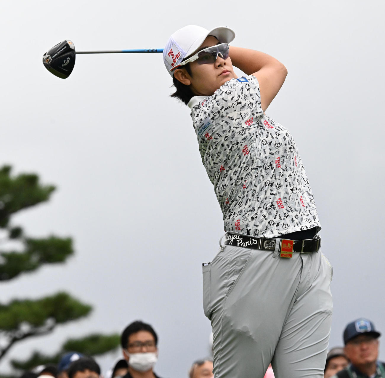 1番、ティーショットを放つ川岸（撮影・前岡正明）
