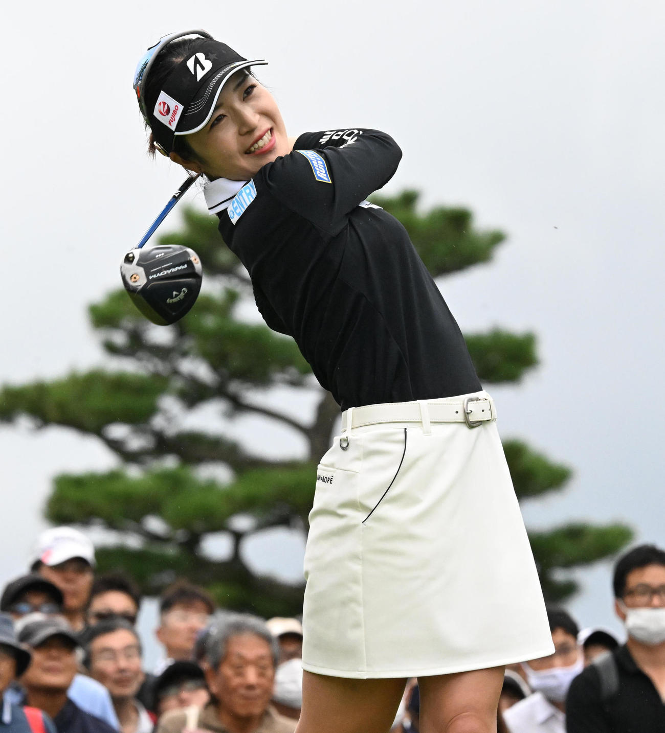 1番、ティーショットを放つ三ヶ島（撮影・前岡正明）