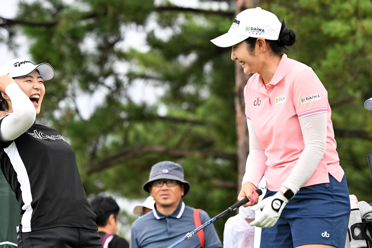 10番、スタート前に笑顔で話す山内日菜子（左）とペ・ソンウ（撮影・前岡正明）