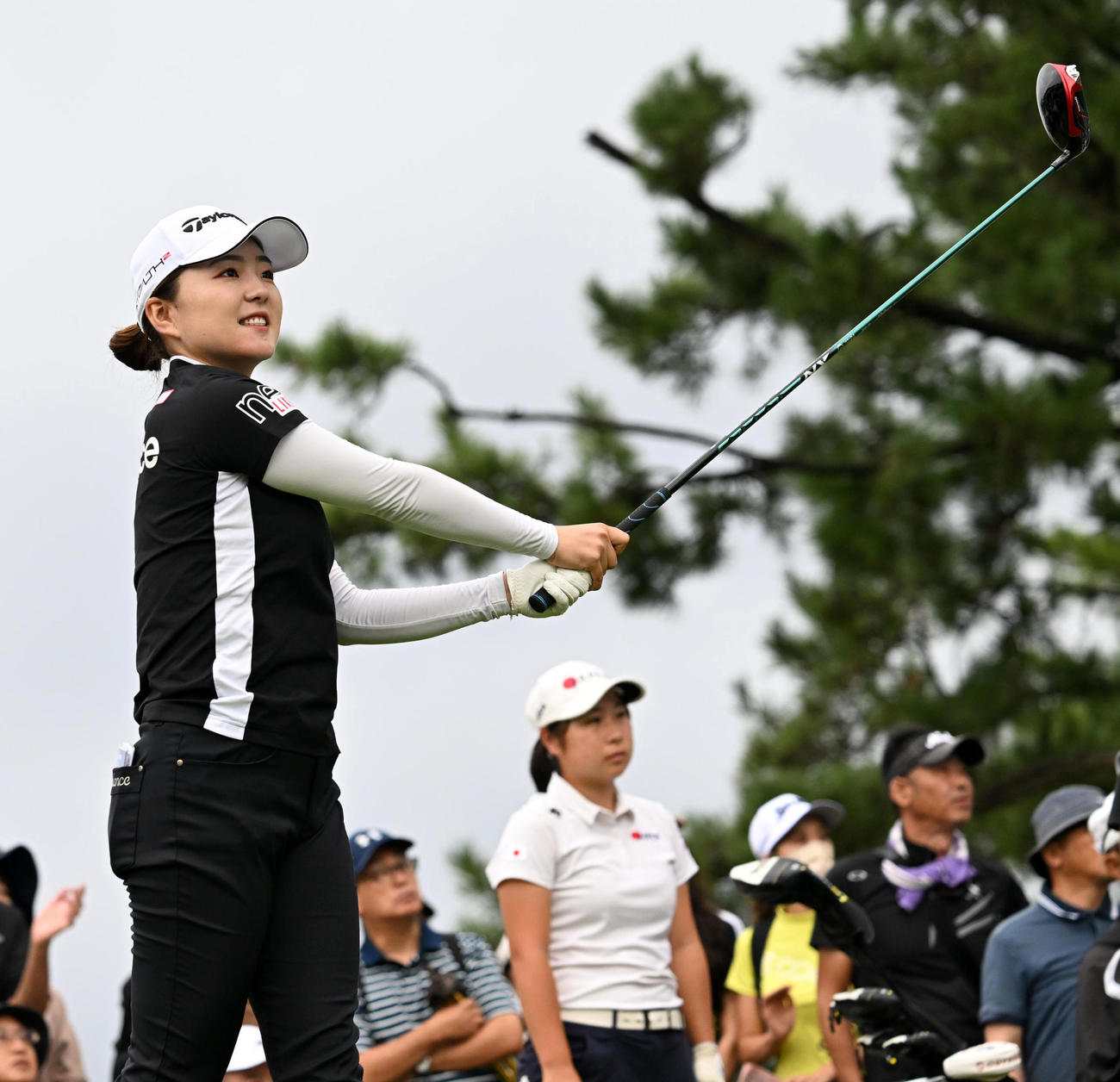 10番、ティーショットを放つ山内日菜子（撮影・前岡正明）