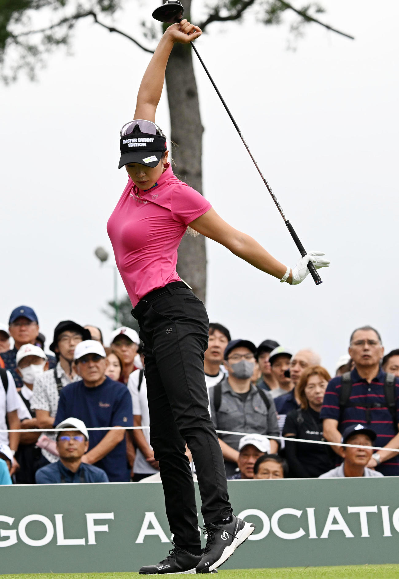 1番、ストレッチを行う原（撮影・前岡正明）