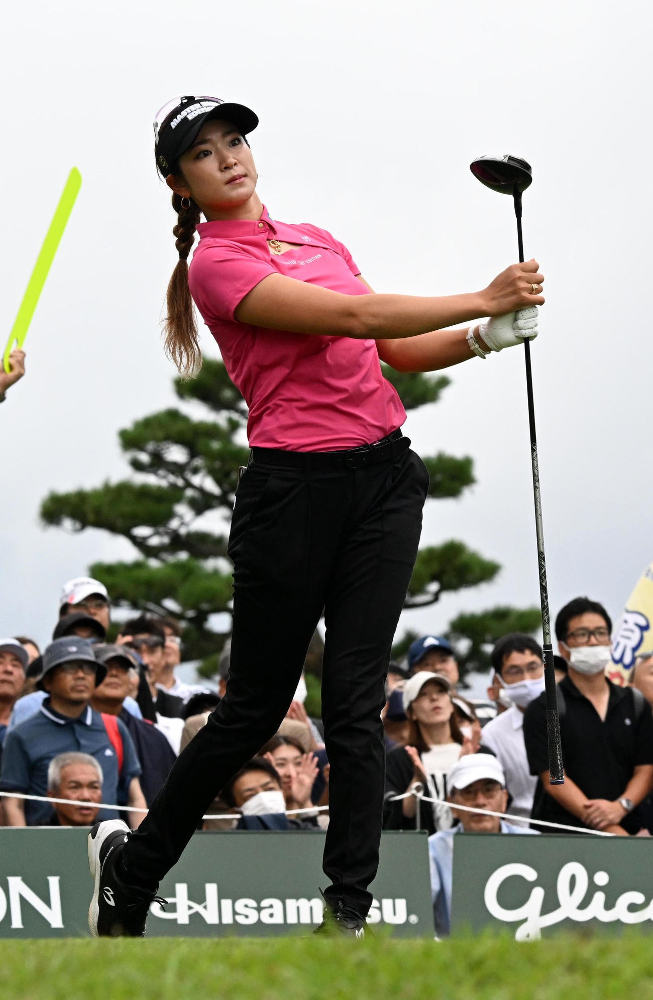 1番、ティーショットを放った原（撮影・前岡正明）