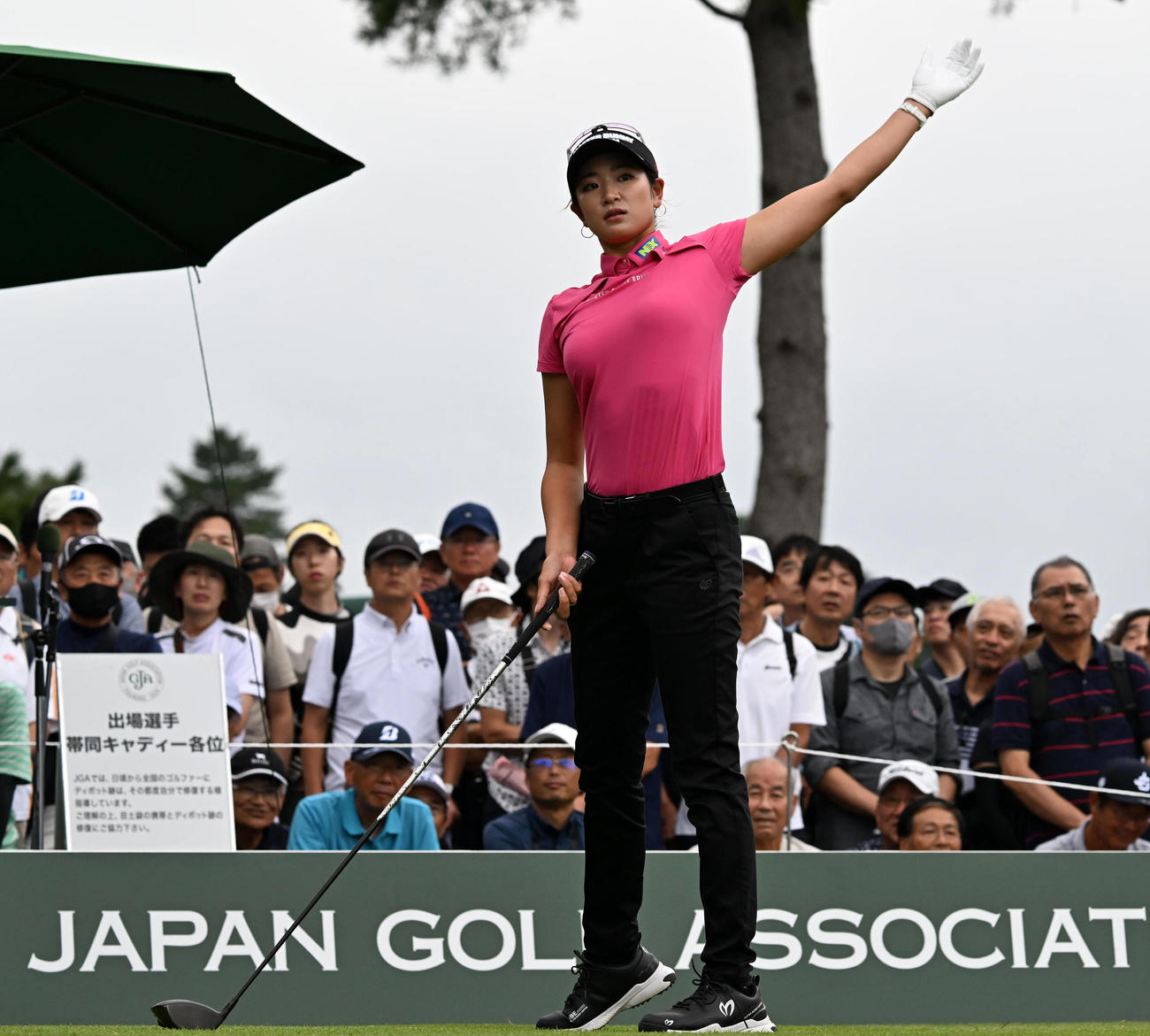 1番、ストレッチを行う原（撮影・前岡正明）
