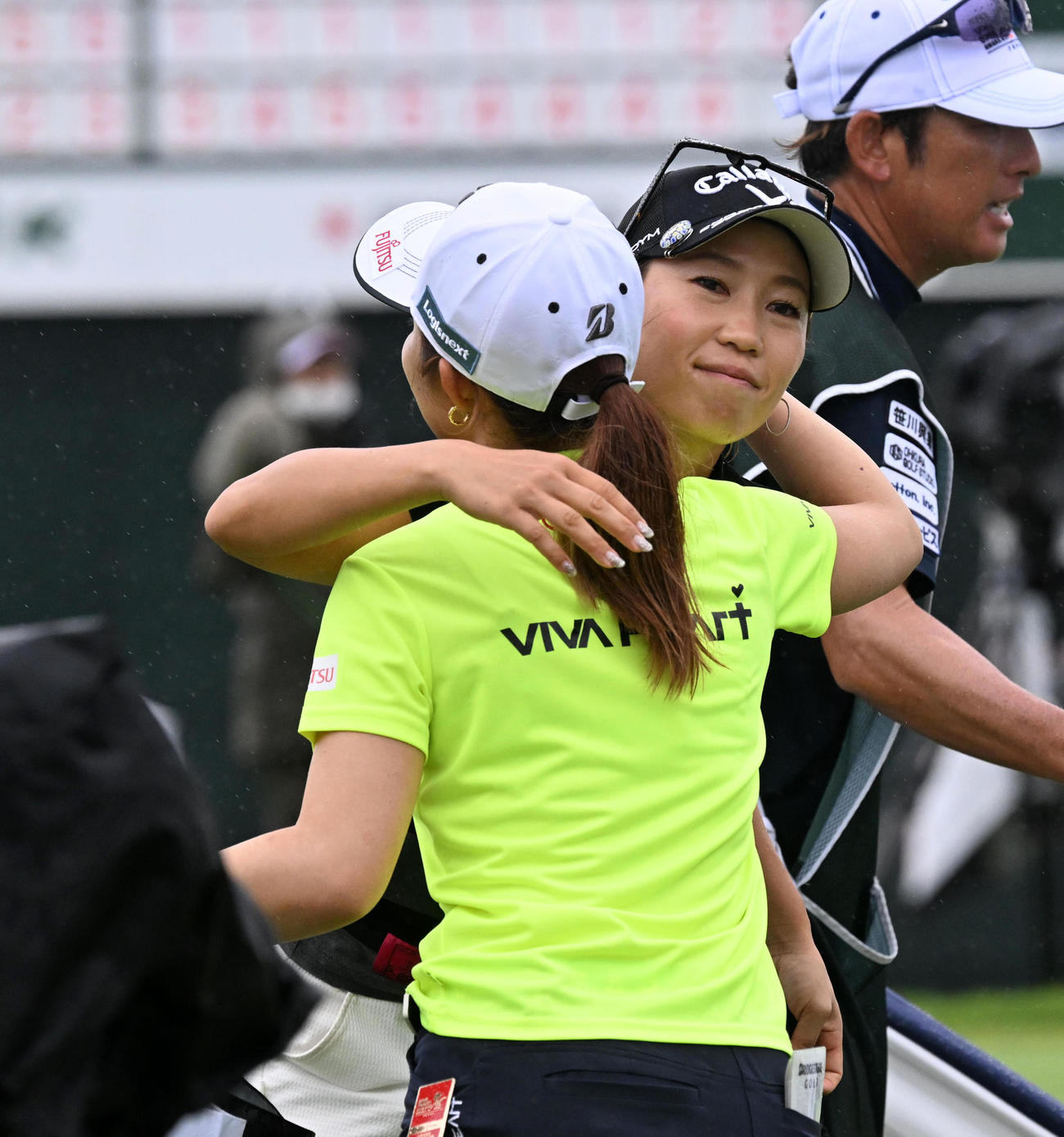 18番、古江彩佳（左）と笑顔でハグする上田（撮影・前岡正明）