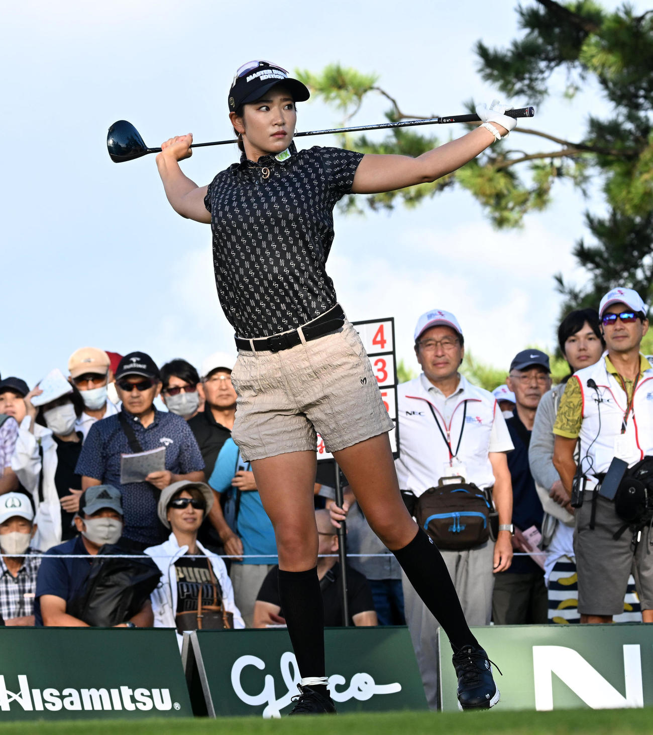 10番、ストレッチを行う原（撮影・前岡正明）